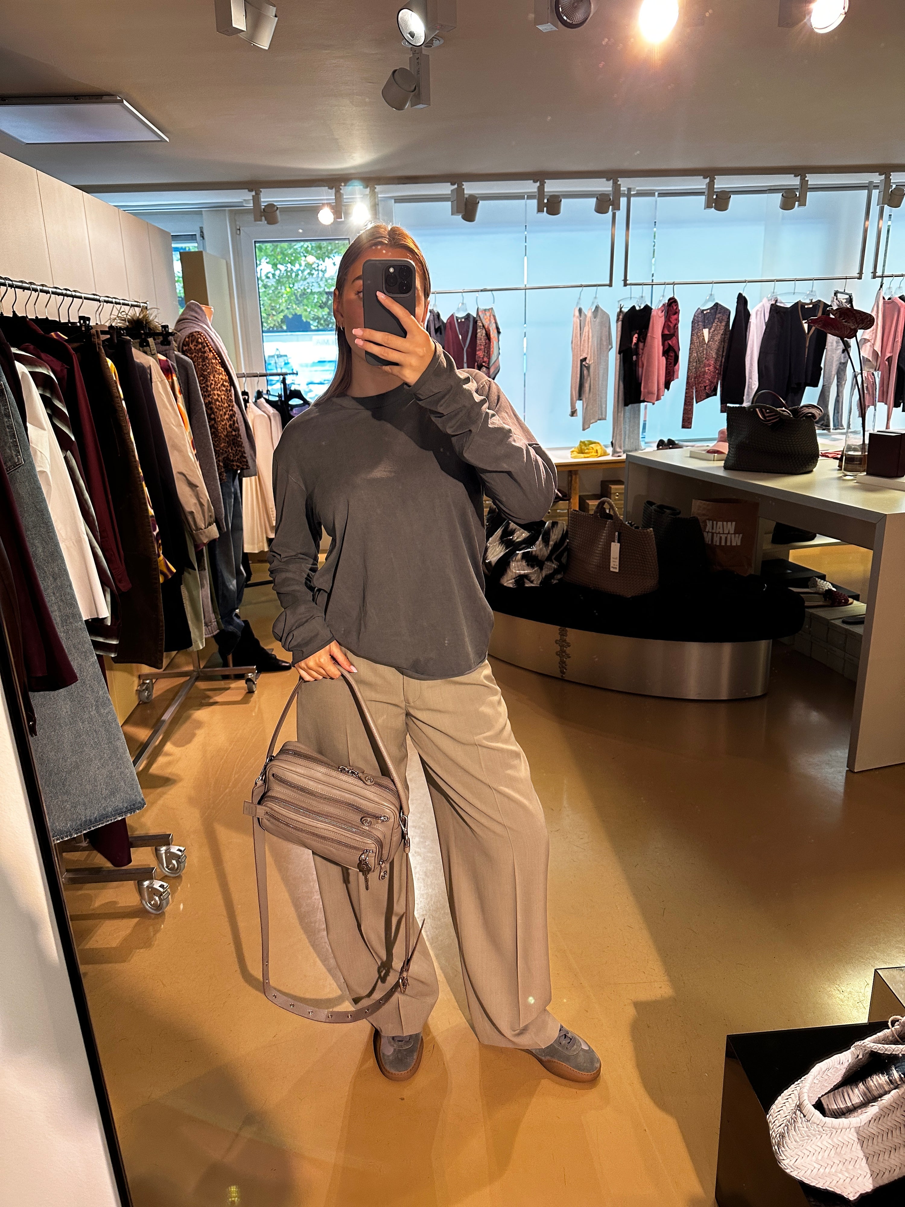 All Three dunkelgraues Longsleeve aus Baumwolle - Modelfoto