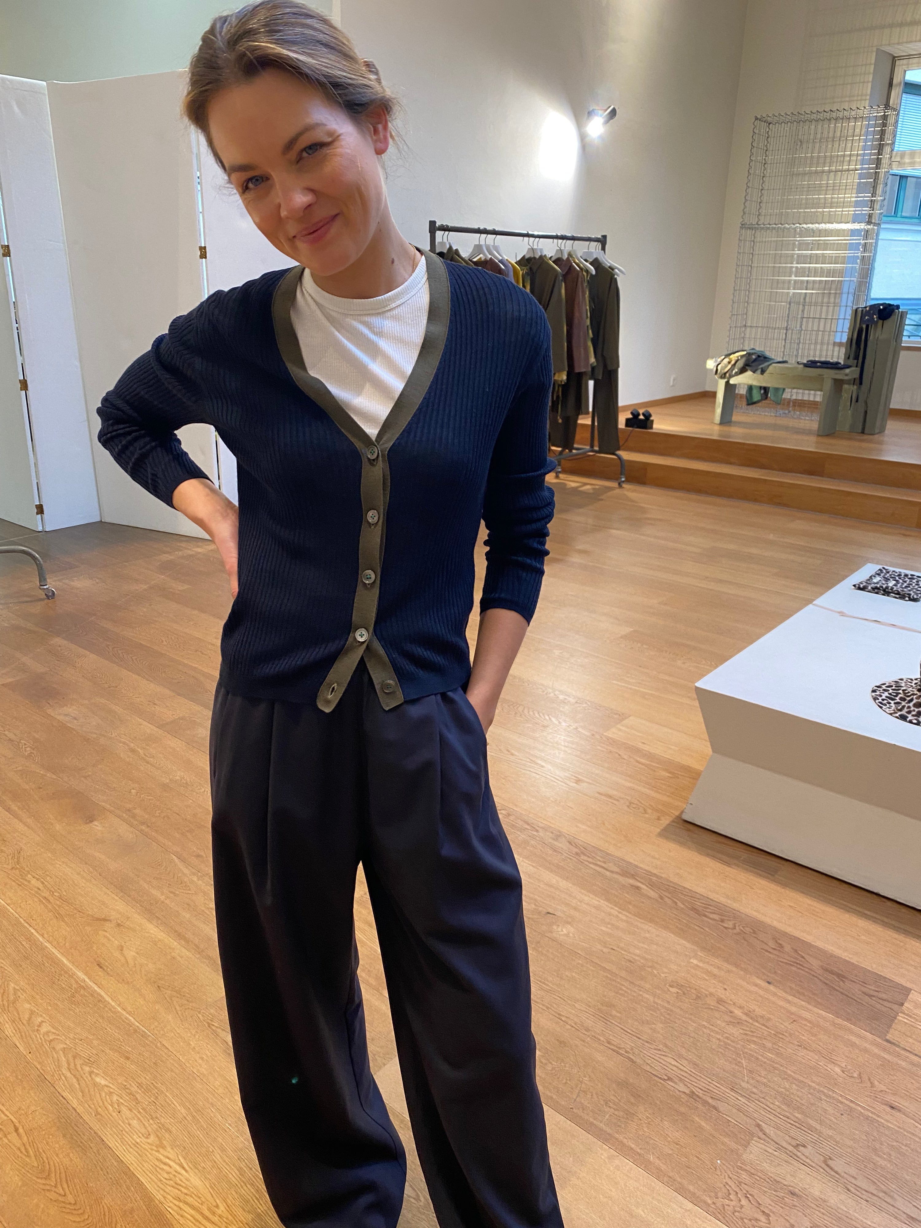 Odeeh Cardigan aus Schurwolle in navy mit grüner Kontrastfarbe am Ausschnitt und den Knöpfen - Tragebild am Model