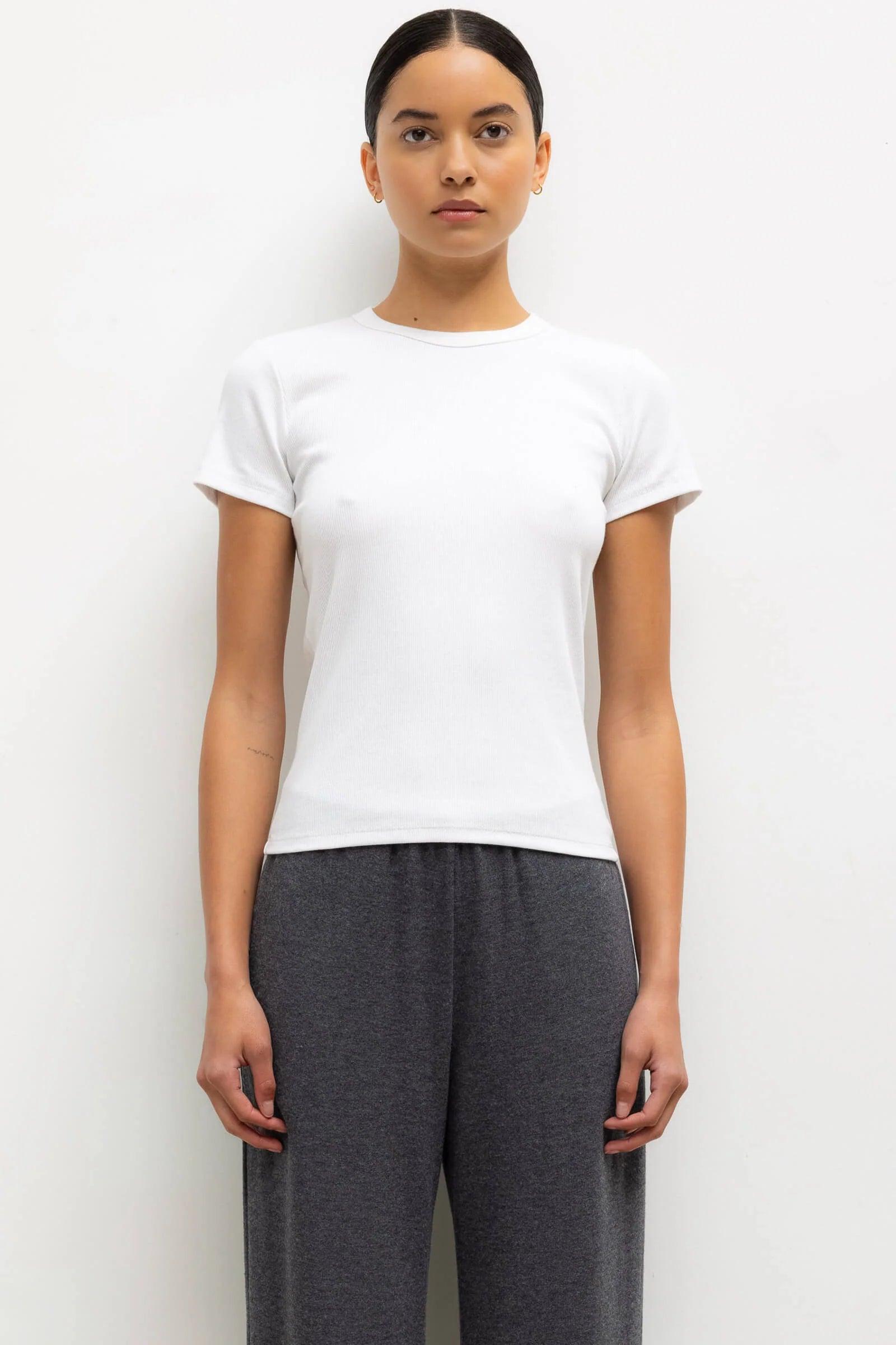 Das Model trägt das Kelly Shirt mit Rundhalsausschnitt von Leset in weiß. Vorderansicht.