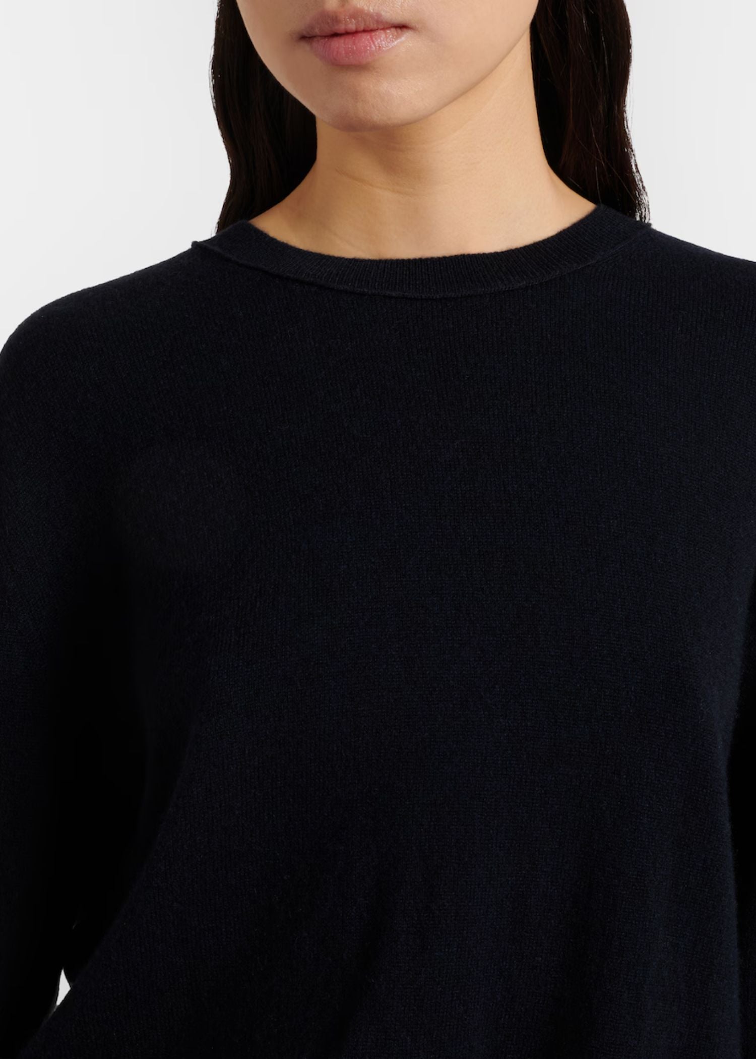 DUNKELBLAUER PULLOVER AUS KASCHMIR VON LISA YANG.