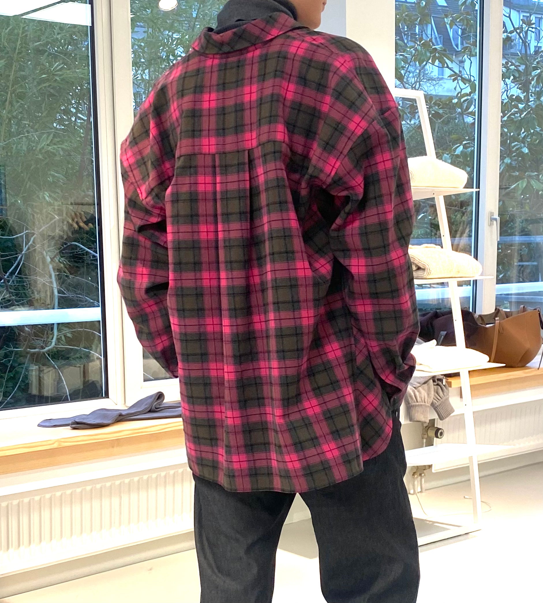 Lis Lareida pink-grau kariertes Hemd aus Baumwolle - Modelfoto von hinten