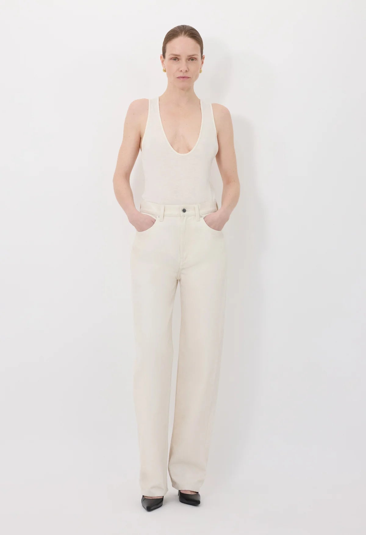 Loulou de Saison cremefarbene Hose aus Baumwolle - Modelfoto von vorn