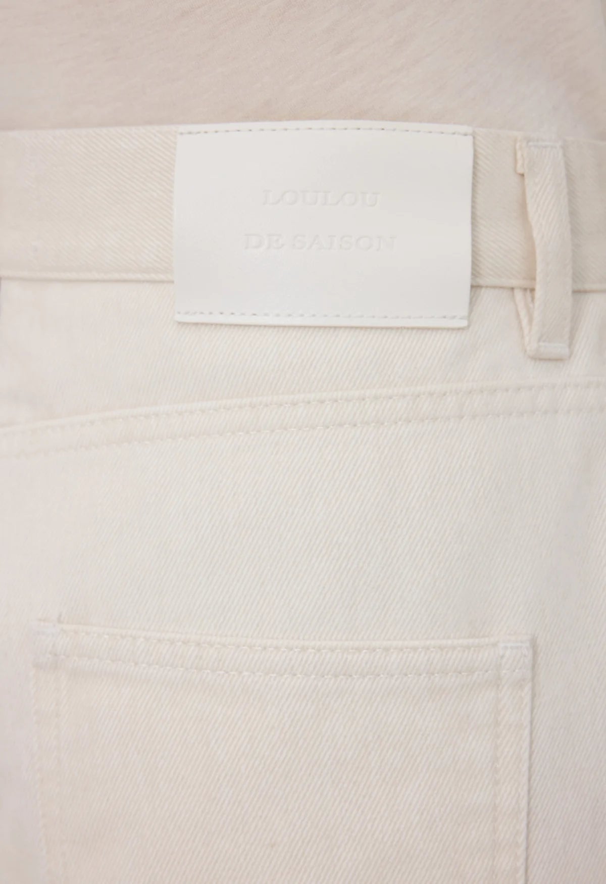 Loulou de Saison cremefarbene Hose aus Baumwolle - Modelfoto Detailansicht Logo