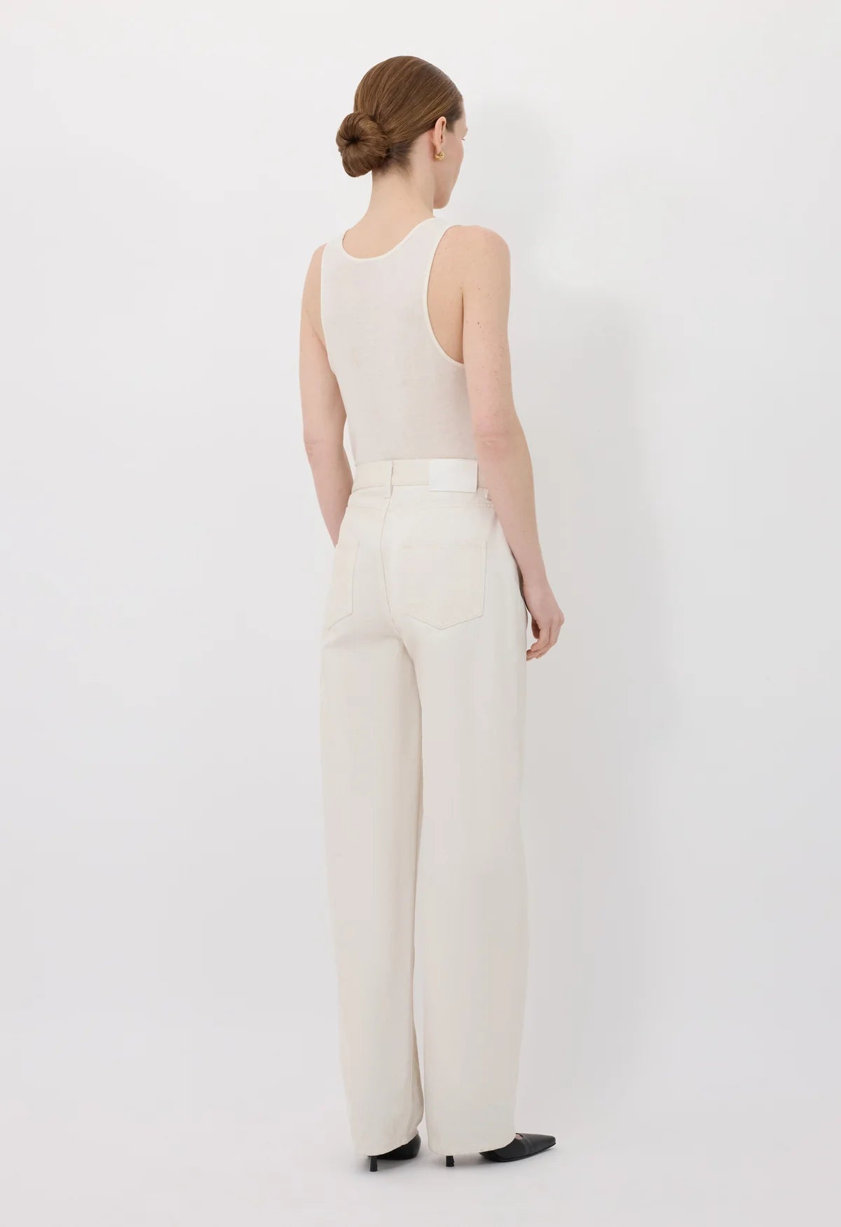 Loulou de Saison cremefarbene Hose aus Baumwolle - Modelfoto Dreiviertelansicht von hinten