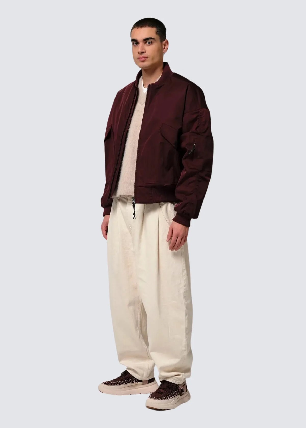 Ansicht von schräg vorne auf das Modell mit geöffnteter Jacke