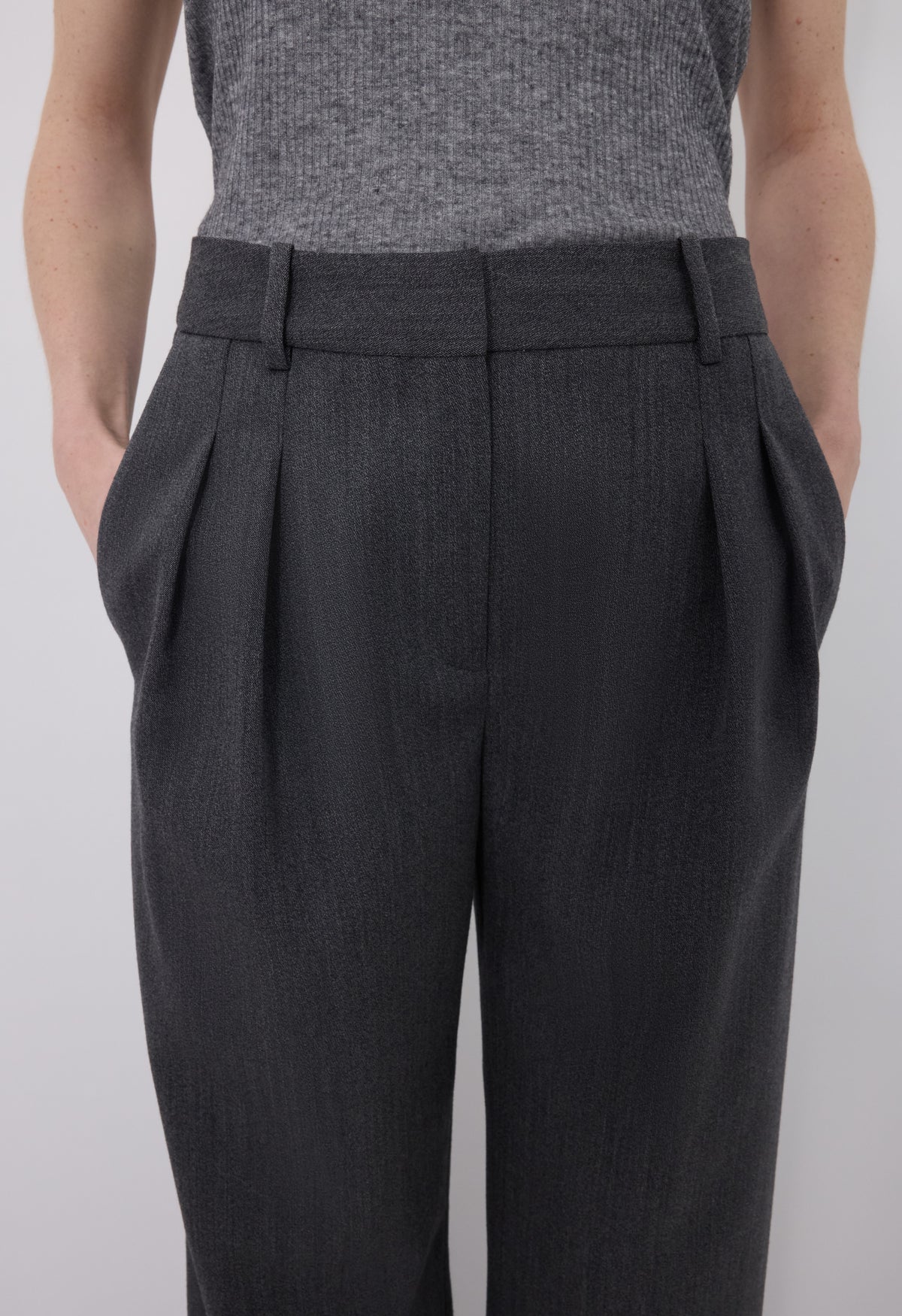 Loulou de Saison Tara Hose in grau aus Schurwolle - Nahaufnahme am Model 