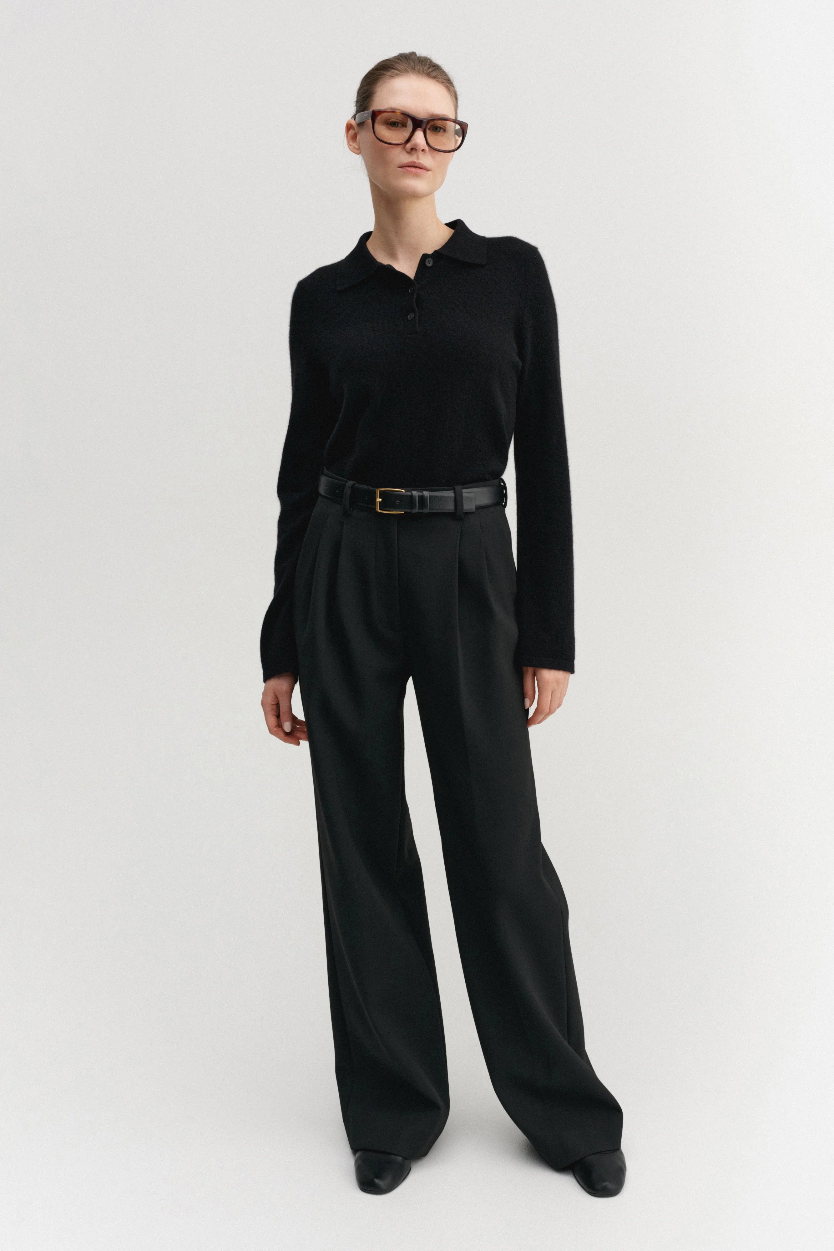 Almada Minou Pullover in schwarz mit Polo-Kragen - Fotografiert am Model