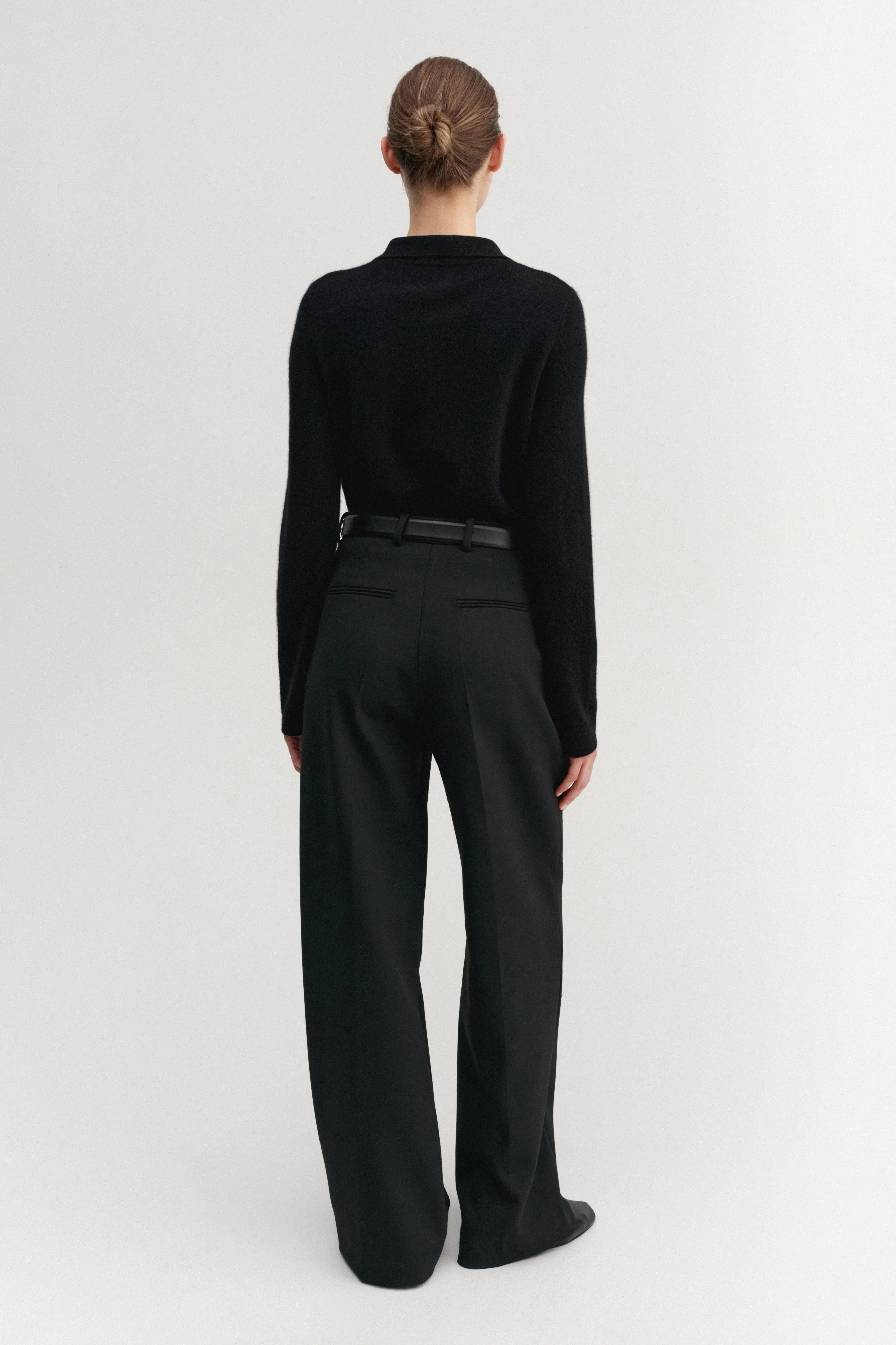 Almada Minou Pullover in schwarz - Fotografiert von Hinten