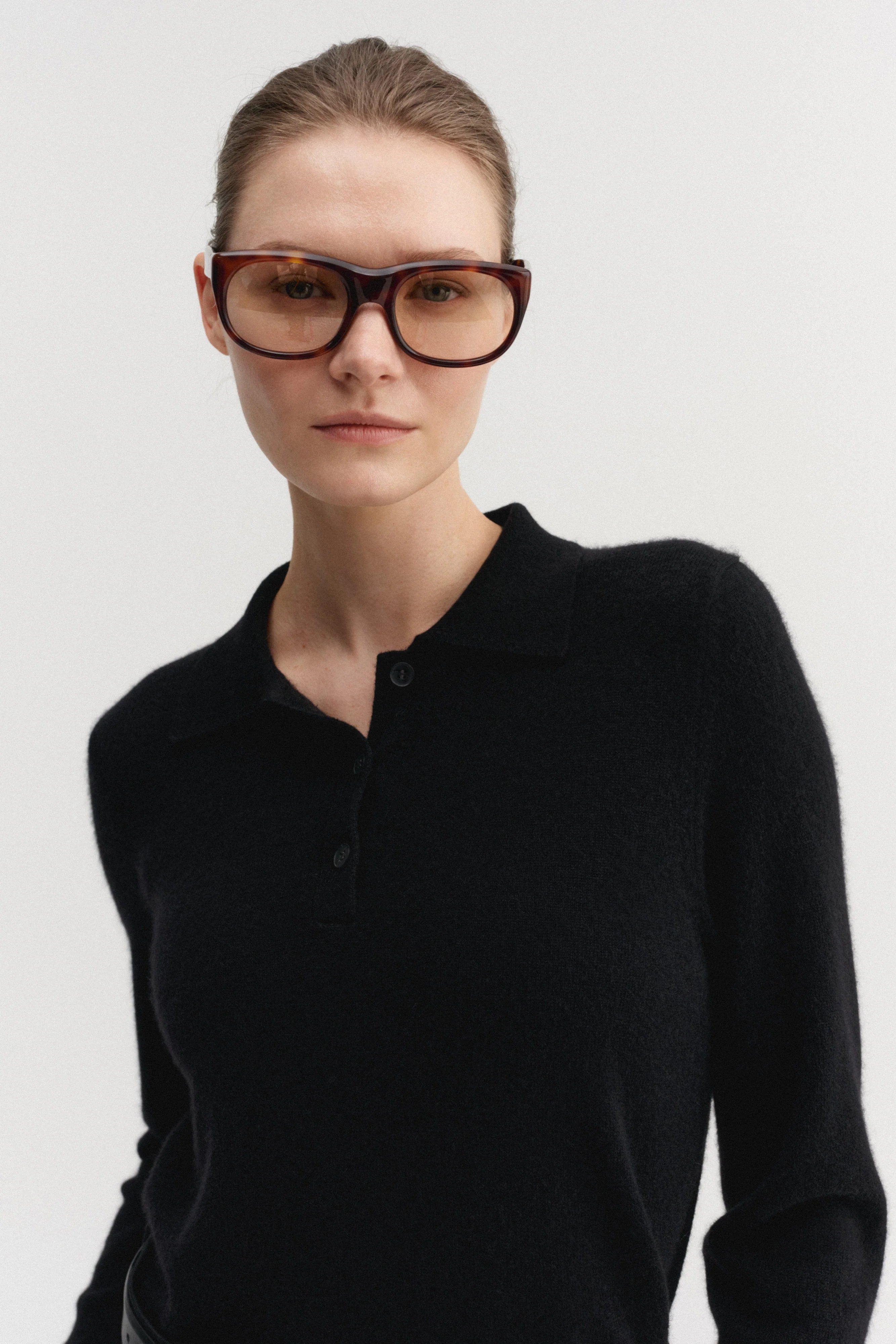 Almada Minou Pullover in schwarz aus Kaschmir - Nahaufnahme am Model