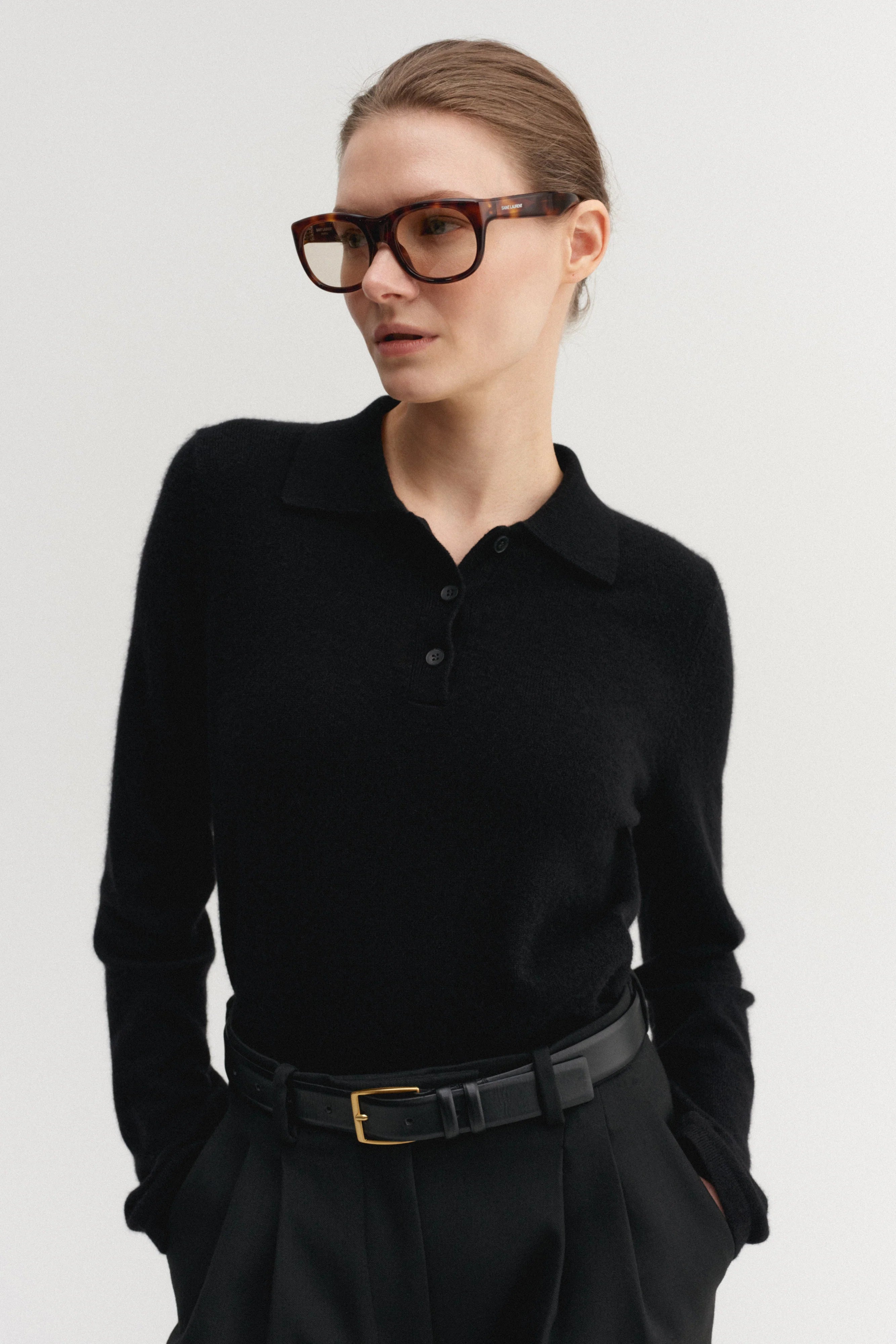 Almada Minou Pullover in schwarz - Frontalansicht am Model