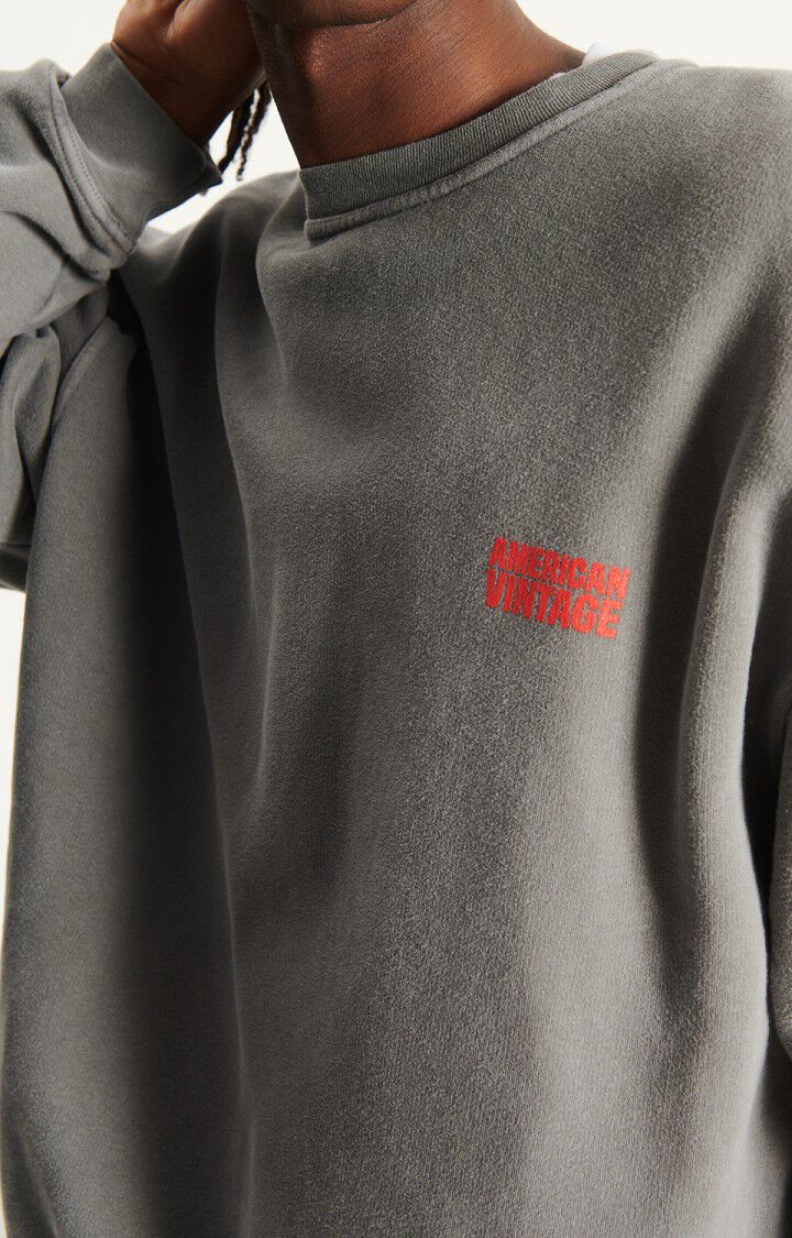 American Vintage Plizzy Sweater Nahaufnahme von dem roten Brandlogo auf der Brust