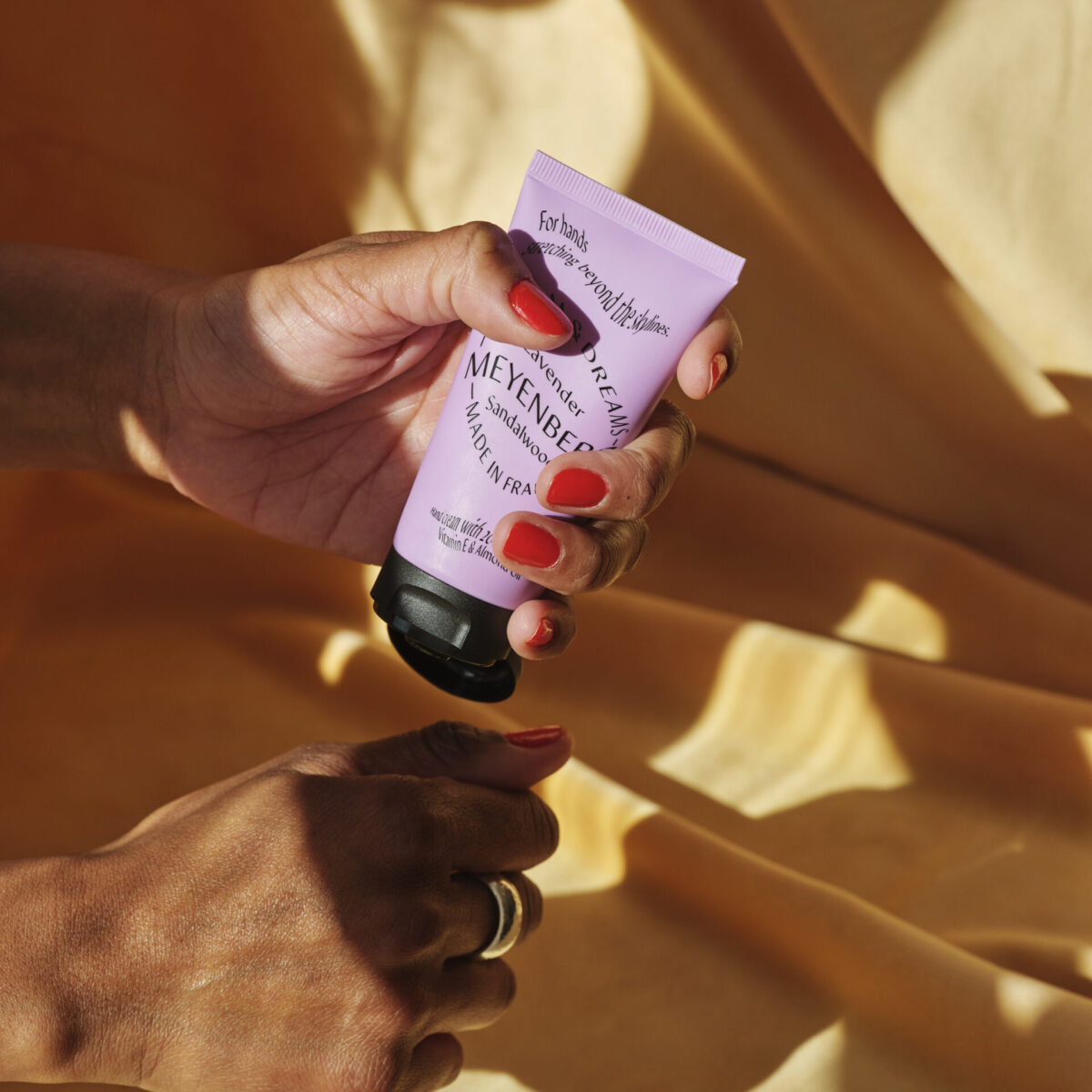 Meyenberg Handcreme angereichert mit Bio-Sheabutter, Mandelöl und Vitamin E, um tief mit Feuchtigkeit zu versorgen 