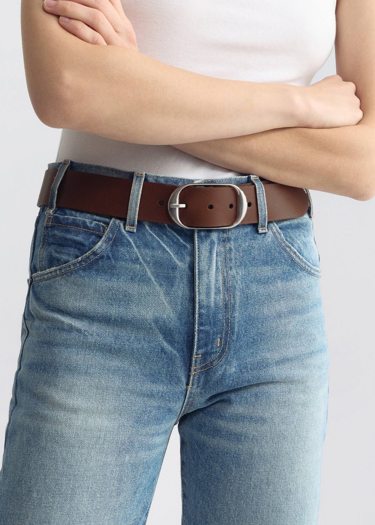 Tragbild des edlen. Ledergürtels an einer blauen Jeanshose.
