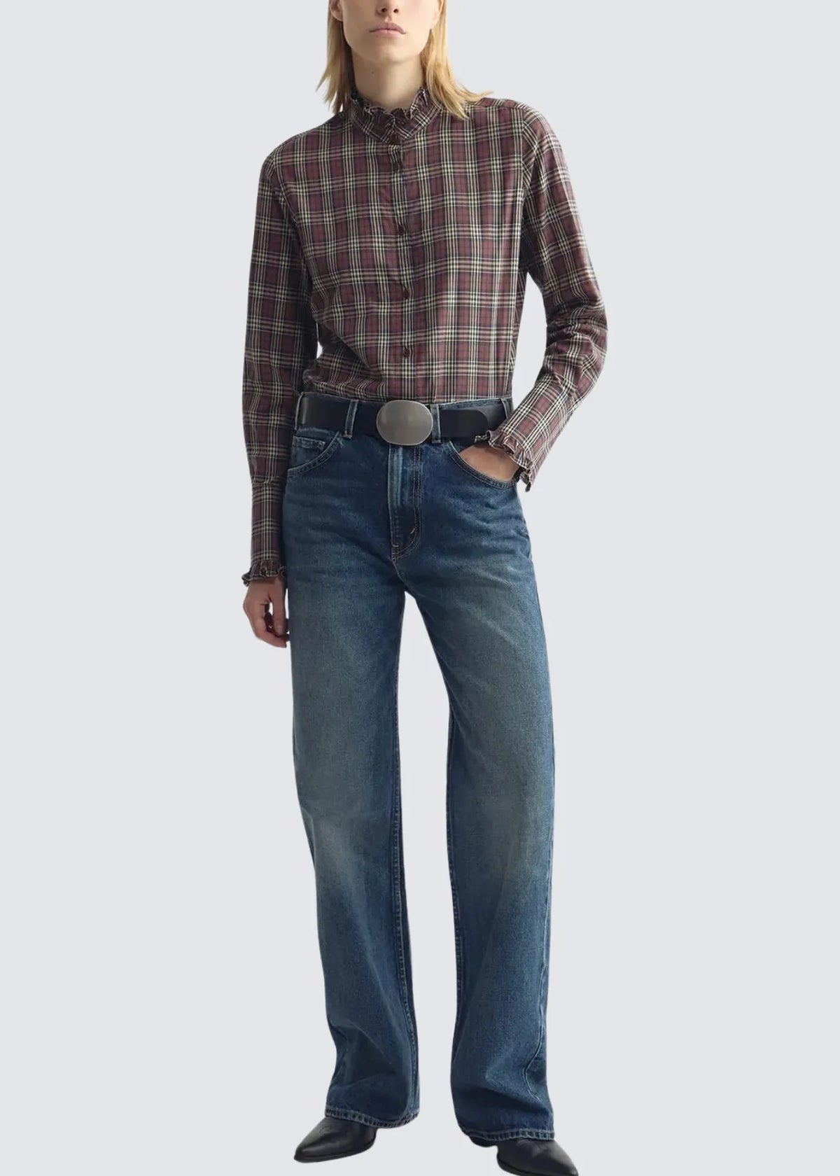 Ansicht von vorne. Hemd ist in die Hose gesteckt.