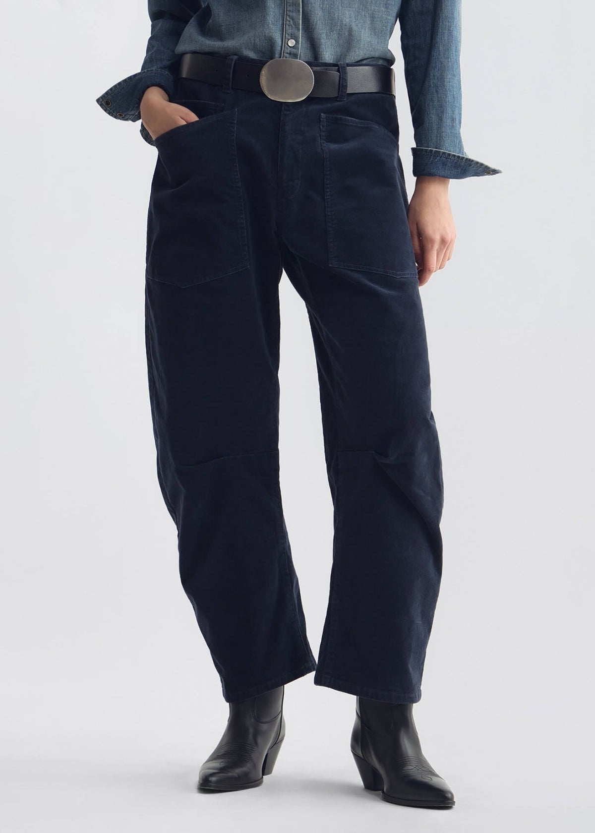 Tragbild der Cordhose von vorne kombiniert mit Hemd, Gürtel und Stiefeln.