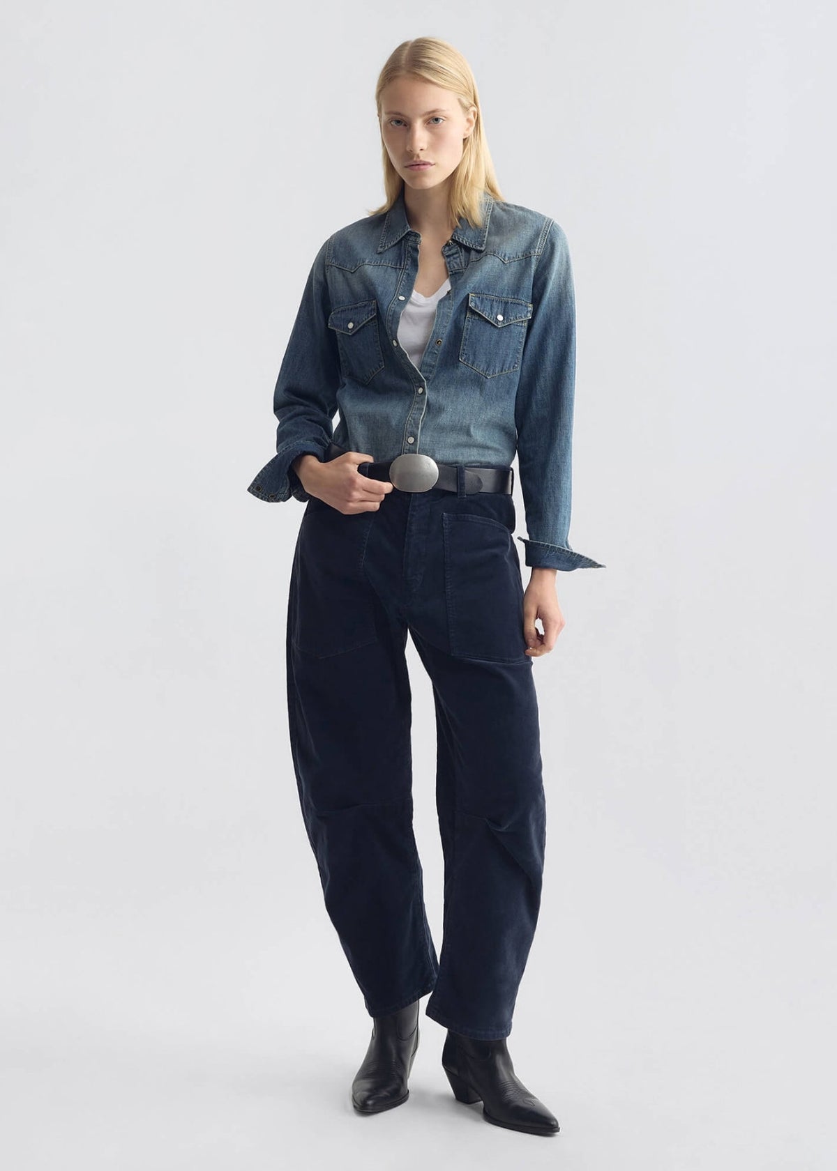 Model präsentiert die Hose getragen aus der Ansicht von vorne.