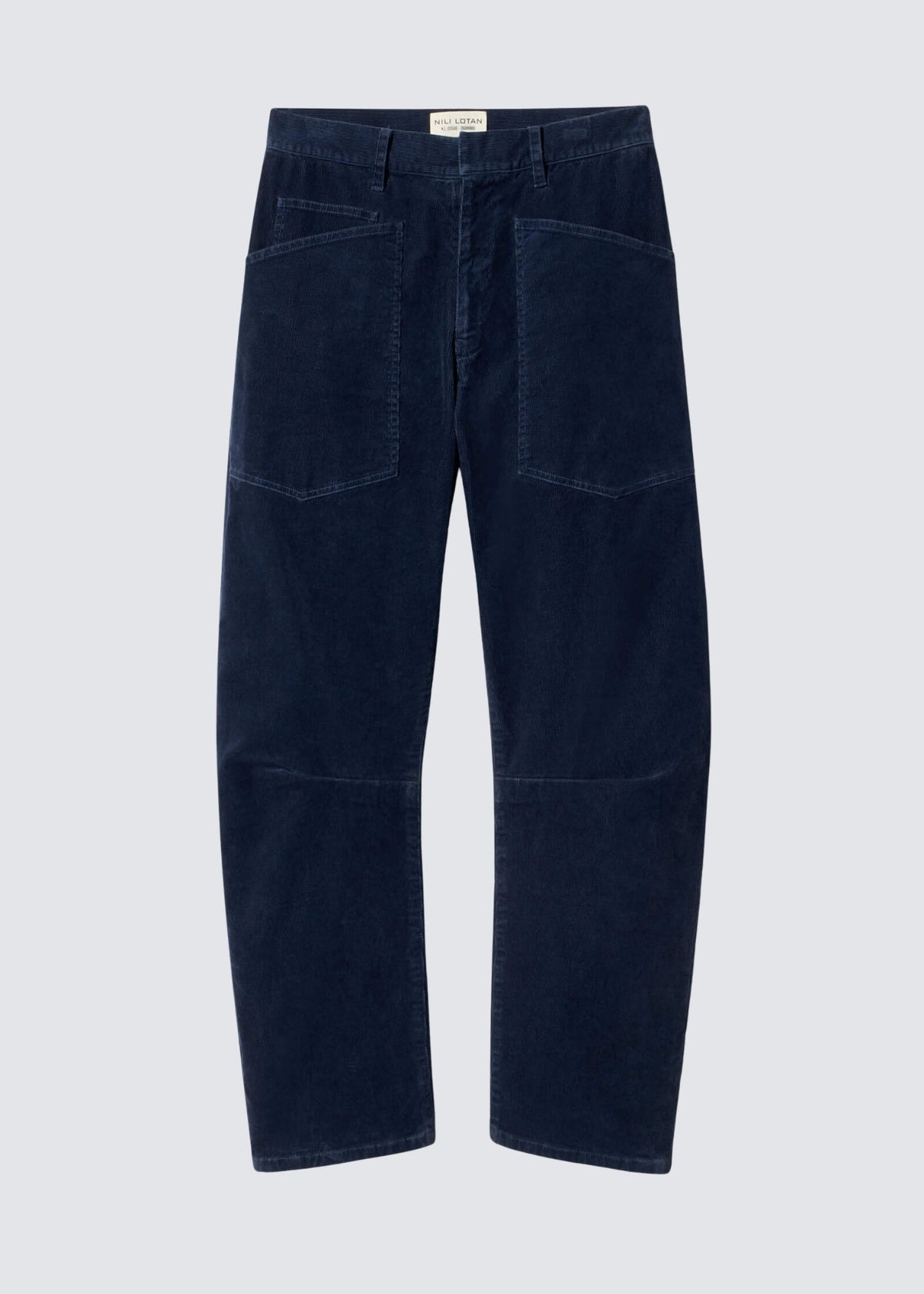 Freisteller einer Nili Lotan Cord-Hose in blau. Der Bund ist mittelhoch, Taschen sind aufgenäht. das Bein ist leicht verkürzt.
