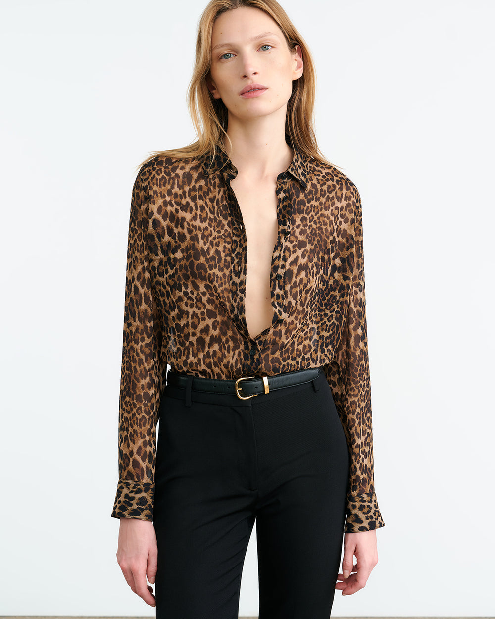 Nili Lotan Seidenbluse mitLeopardenprint in braun-schwarz - Modelfoto Dreiviertelansicht