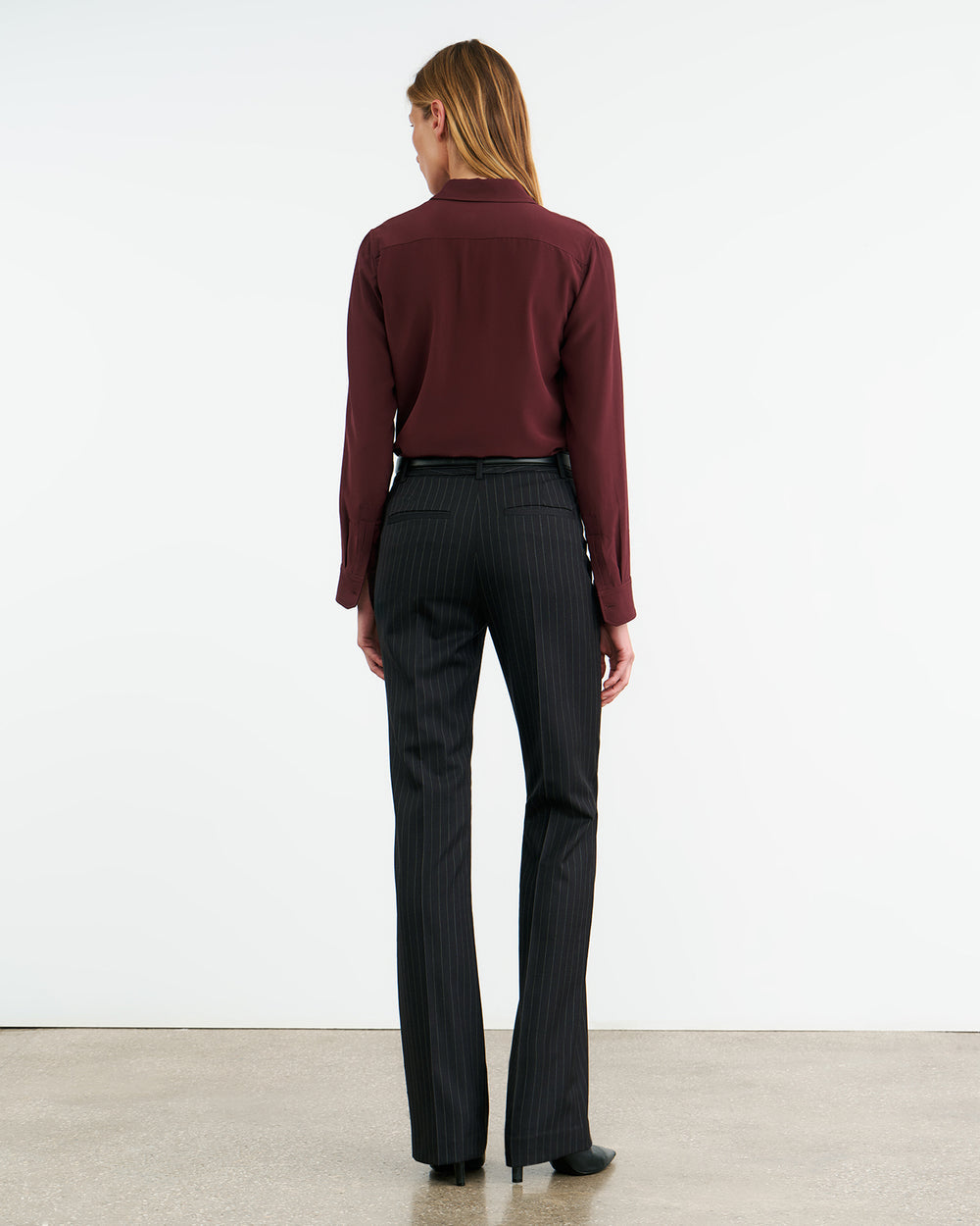 Nili Lotan Gaia Seidenbluse in Bordeaux mit einer schmalen Silhouette - Rückansicht am Model