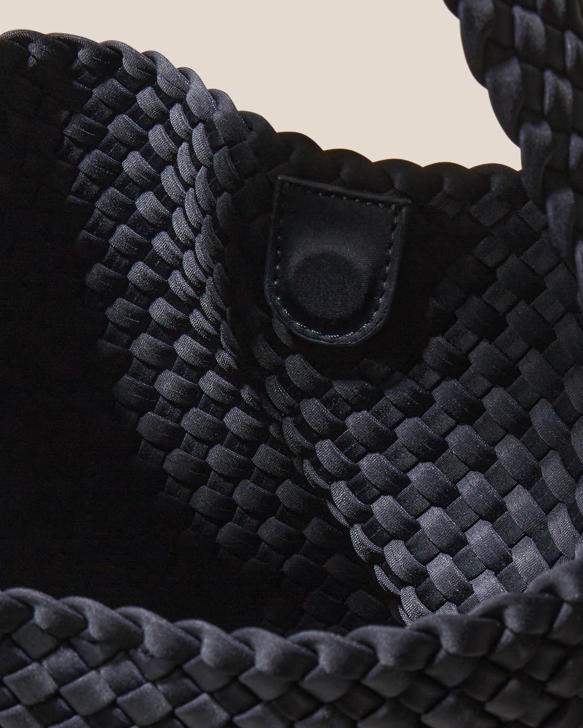 Naghedi mittelgroße schwarze Beuteltasche aus Neopren - Flatshot Detailansicht Innen 