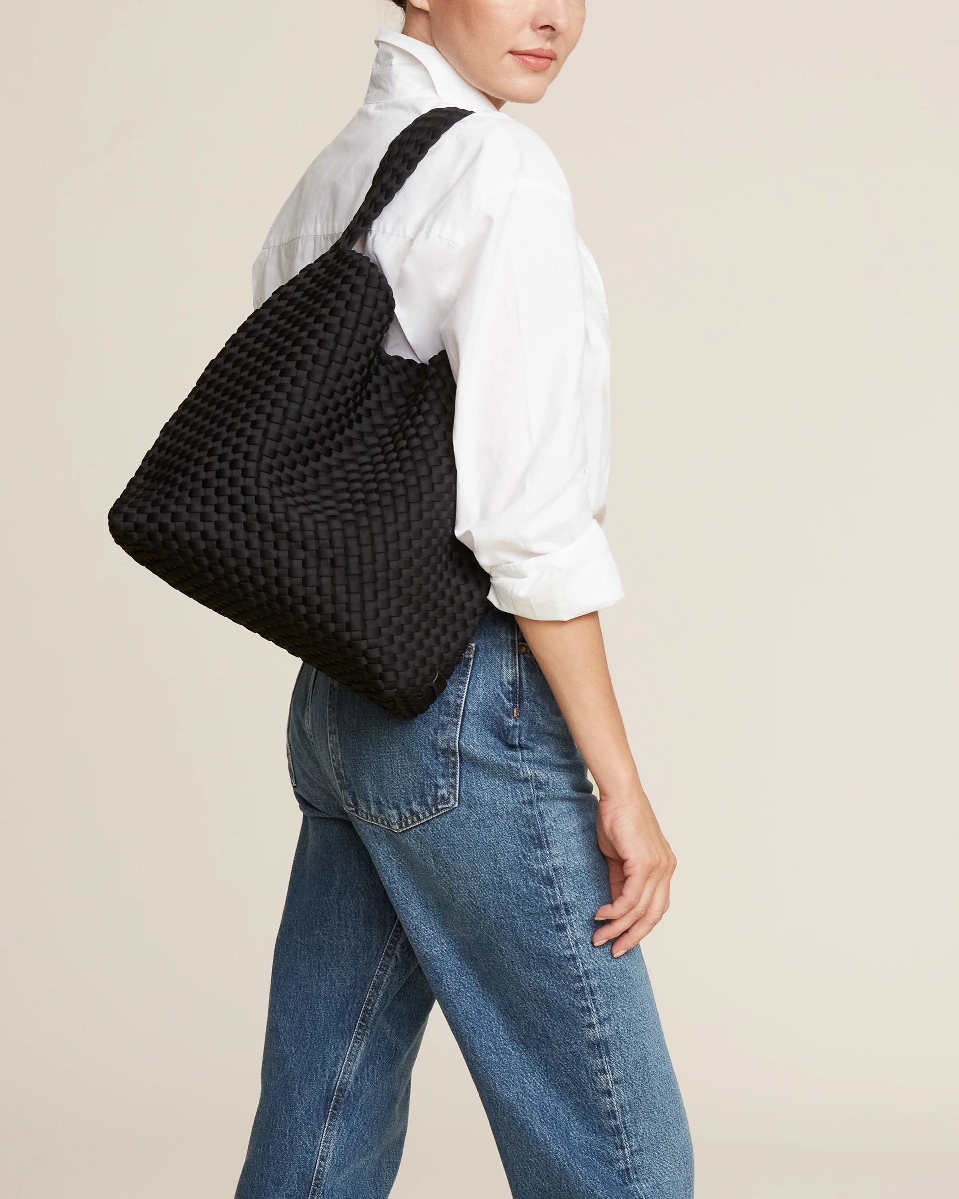 Naghedi mittelgroße schwarze Beuteltasche aus Neopren - Modelfoto Seitenansicht