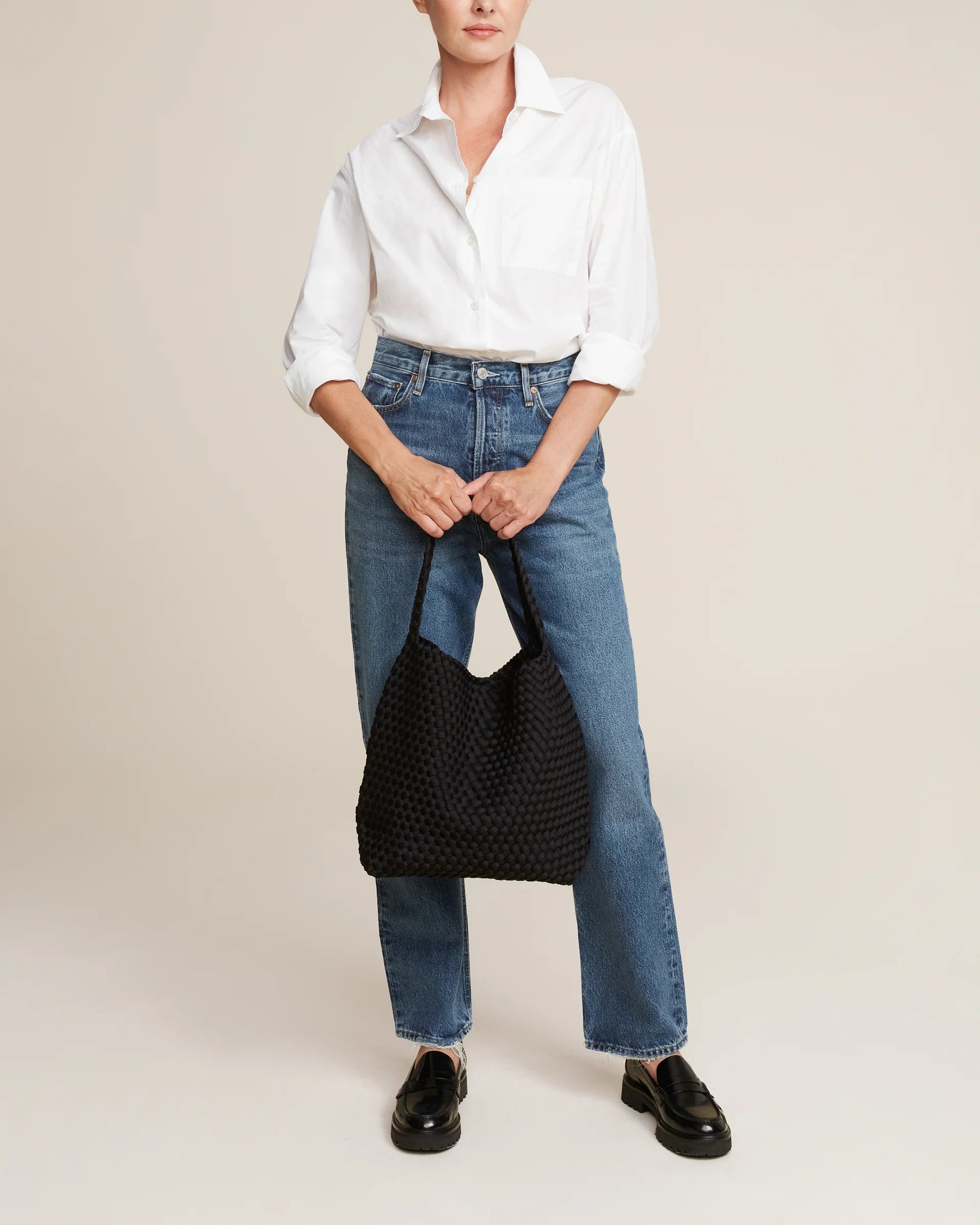 Naghedi mittelgroße schwarze Beuteltasche aus Neopren - Modelfoto von vorn 