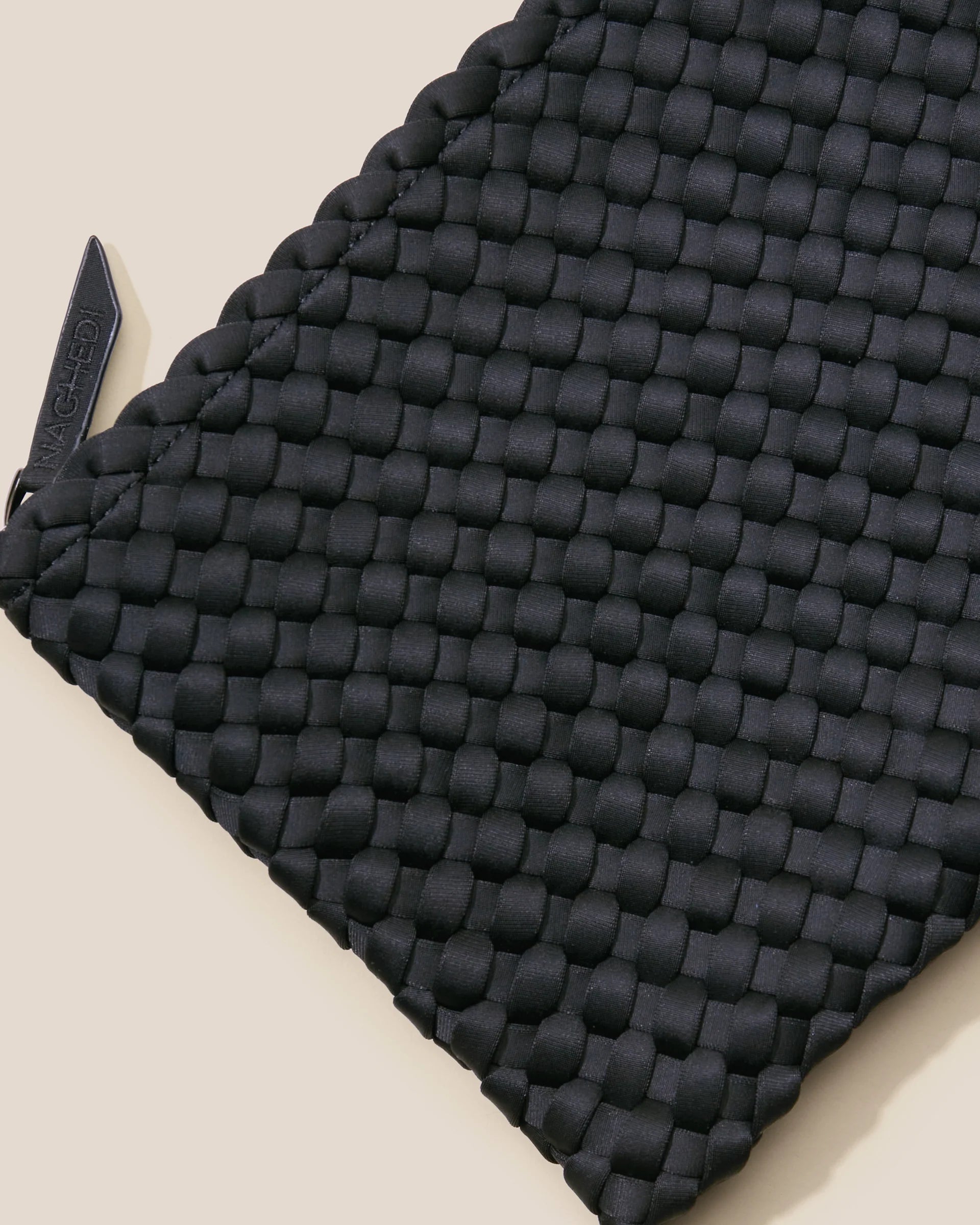 Naghedi mittelgroße schwarze Beuteltasche aus Neopren - Flatshot Innentasche