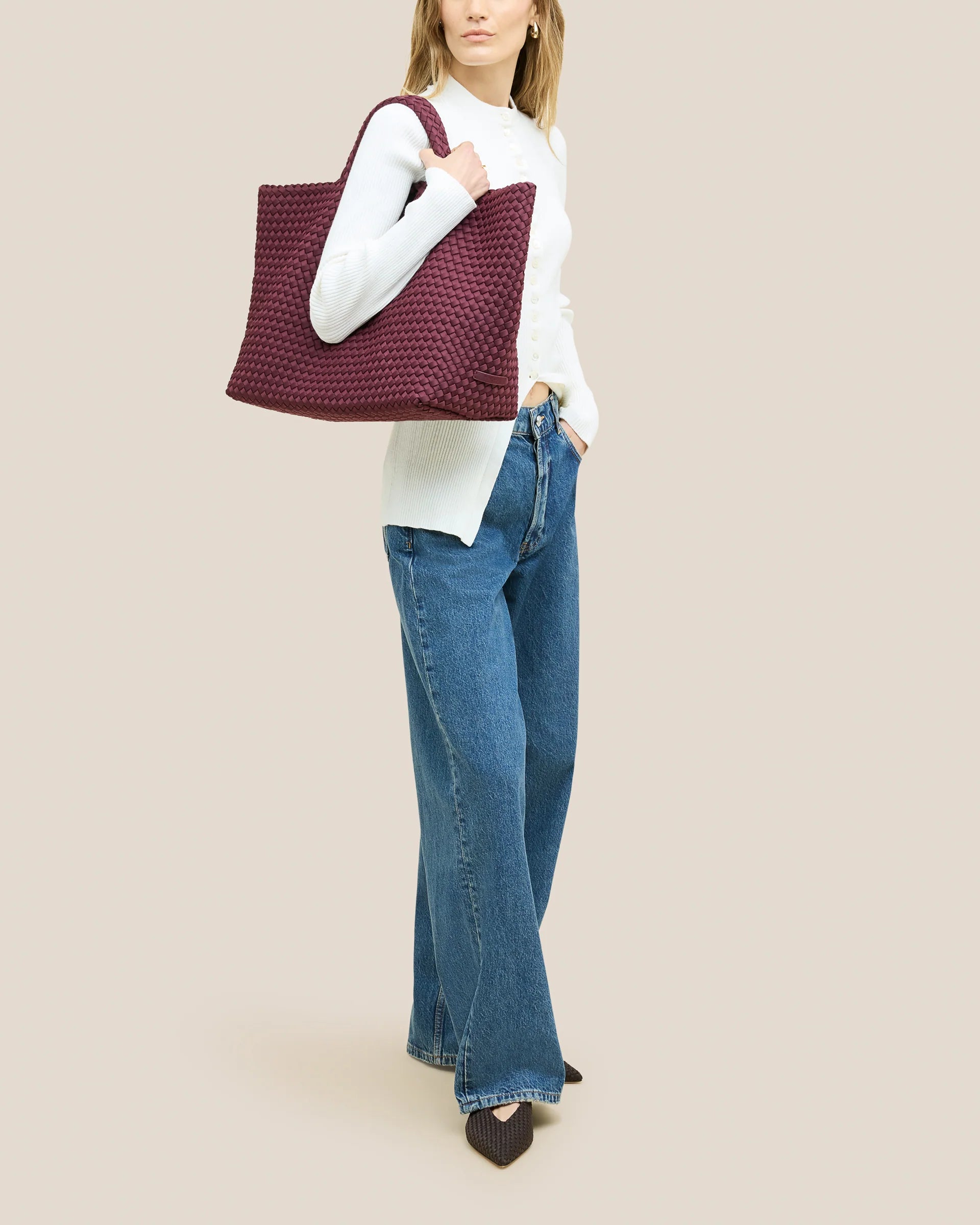 Naghedi weinrote große Tasche aus Neopren - Modelfoto von vorn 