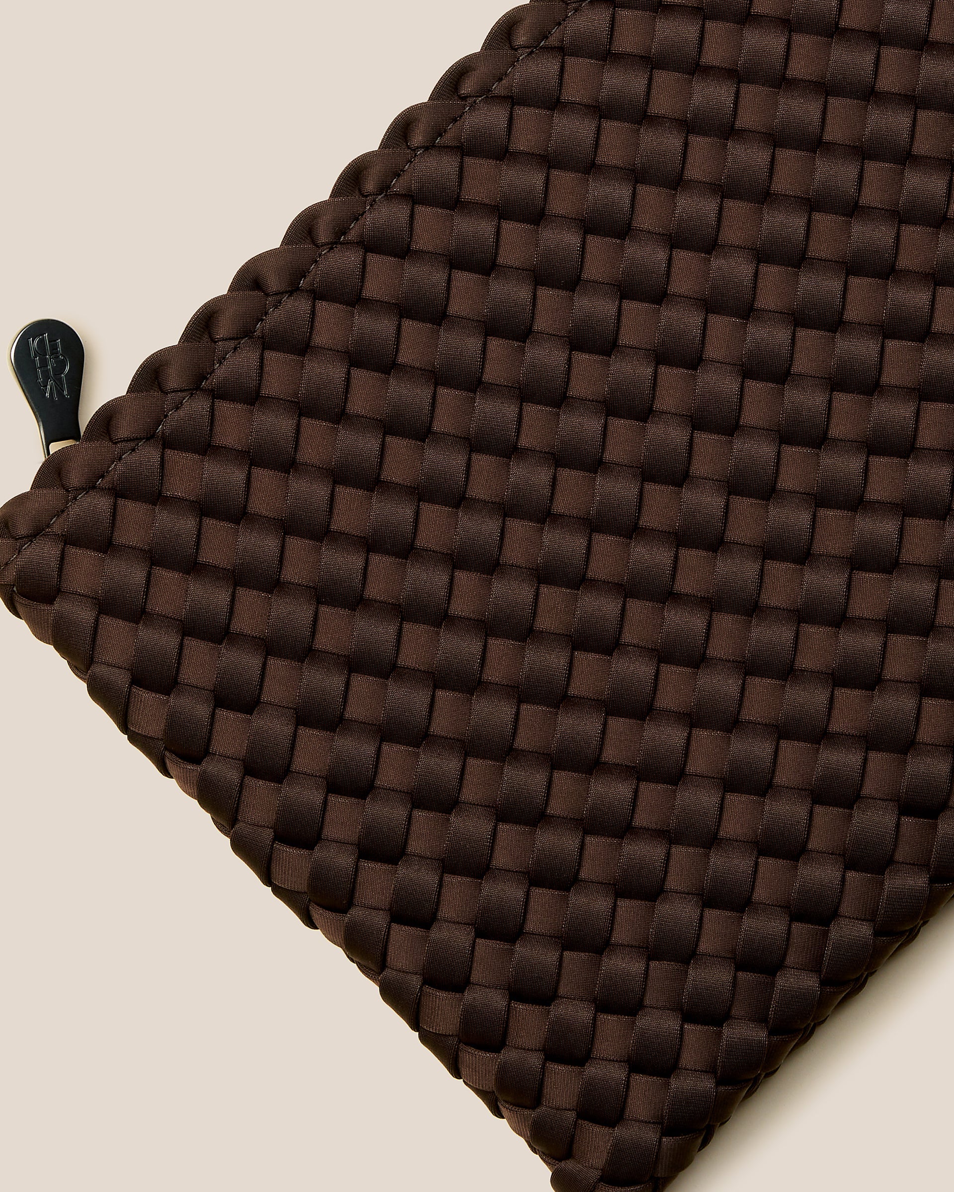 Naghedi dunkelbraune große Tasche aus Neopren - Flatshot Detailansicht Innentasche 