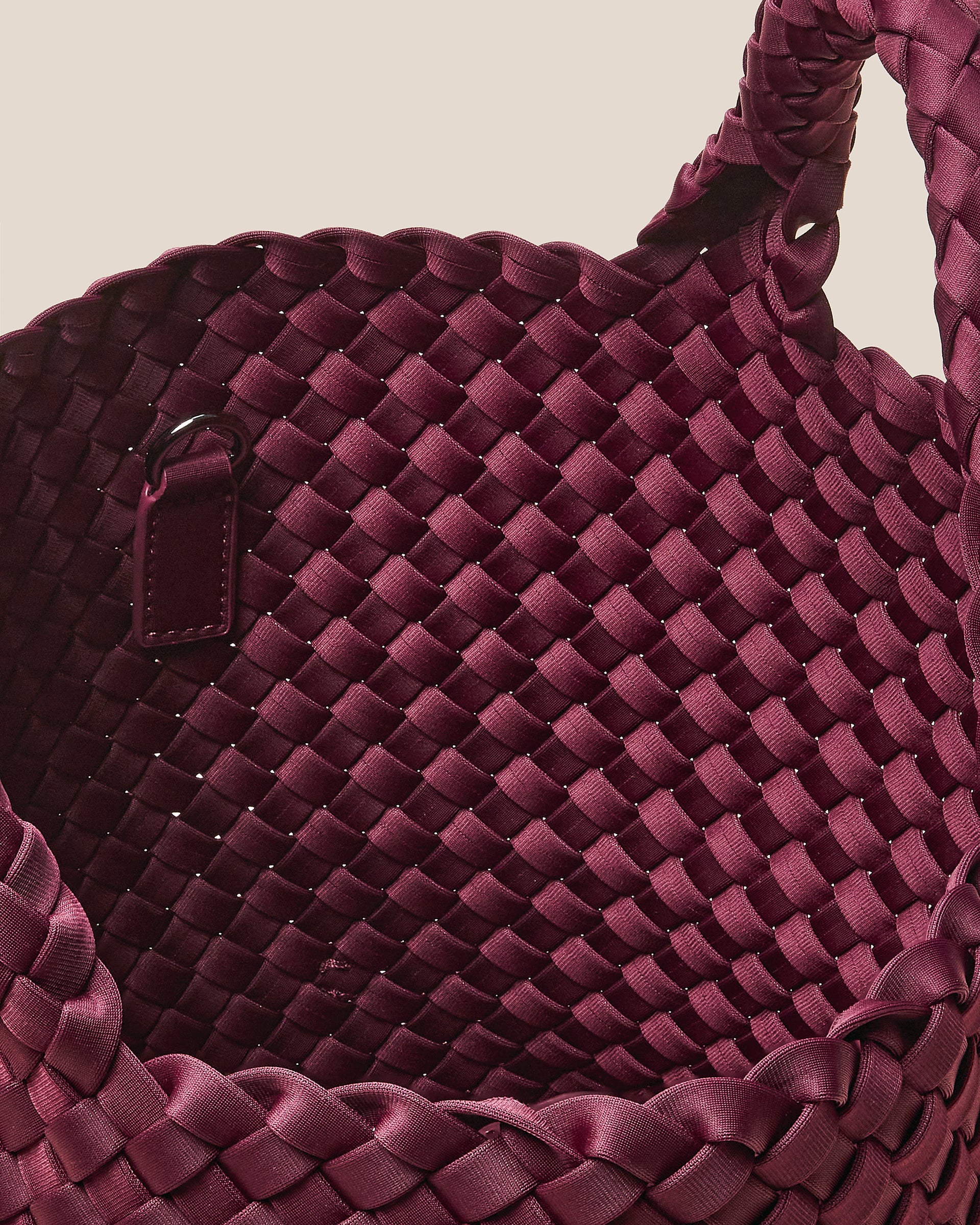 Naghedi weinrote kleine Tasche aus Nylon - Flatshot Detailansicht Innen