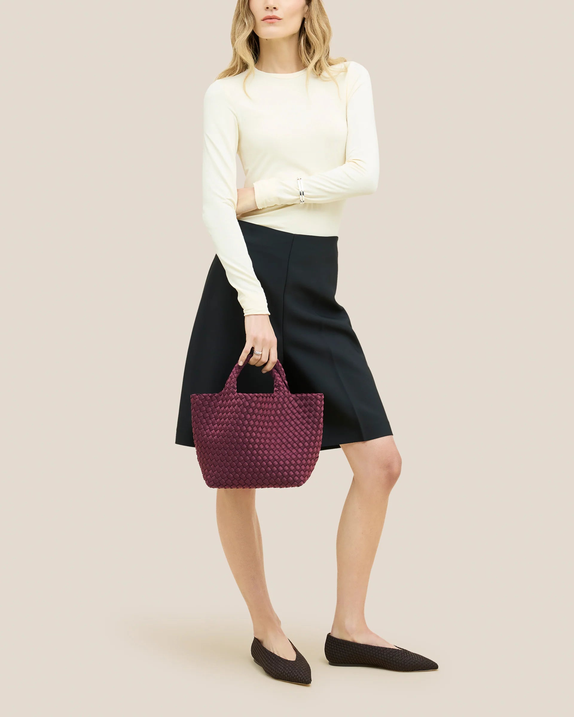 Naghedi weinrote kleine Tasche aus Nylon - Modelfoto von vorn 