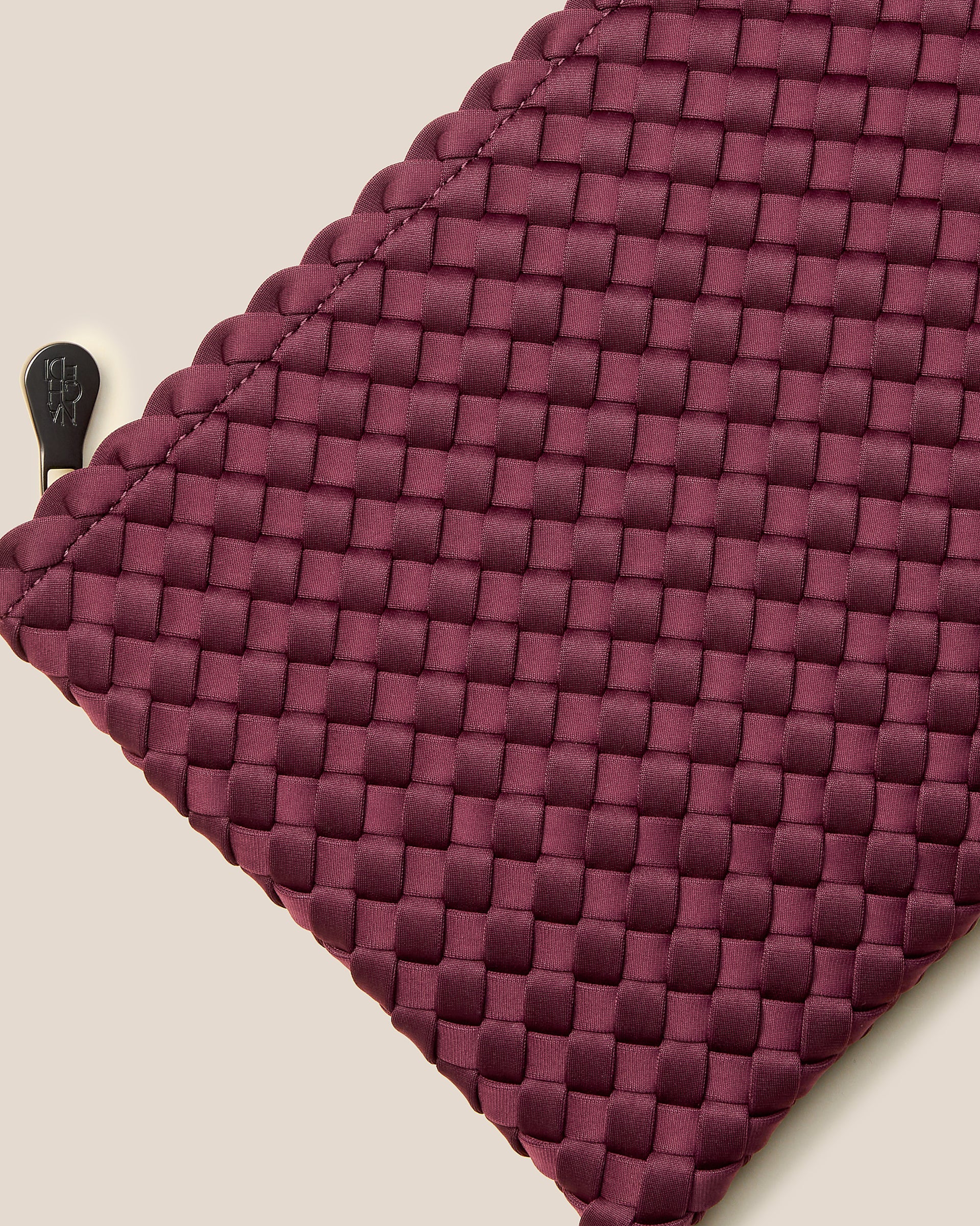 Naghedi weinrote kleine Tasche aus Nylon - Flatshot Detailansicht Innentasche 