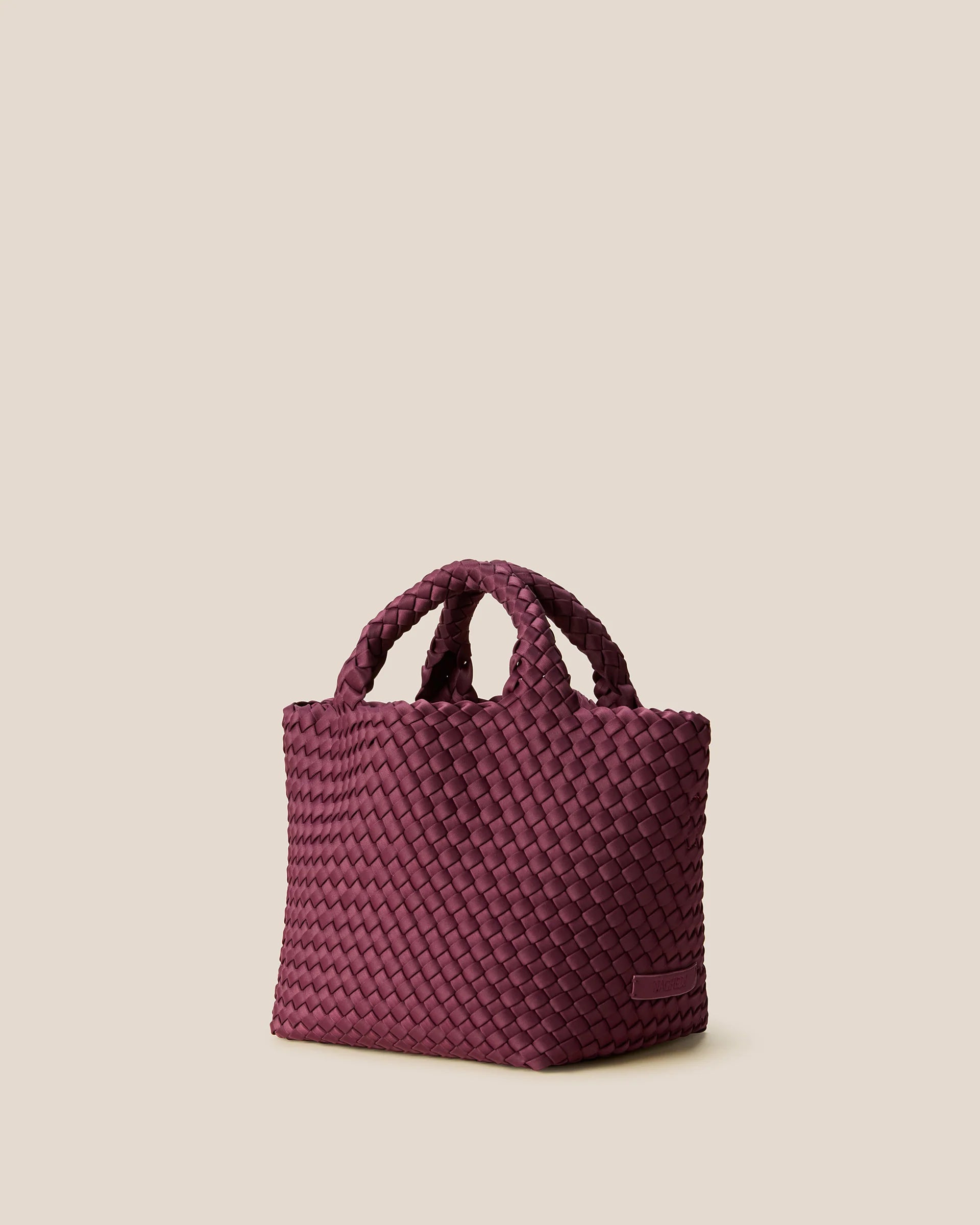 Naghedi weinrote kleine Tasche aus Nylon - Flatshot Dreiviertelansicht 