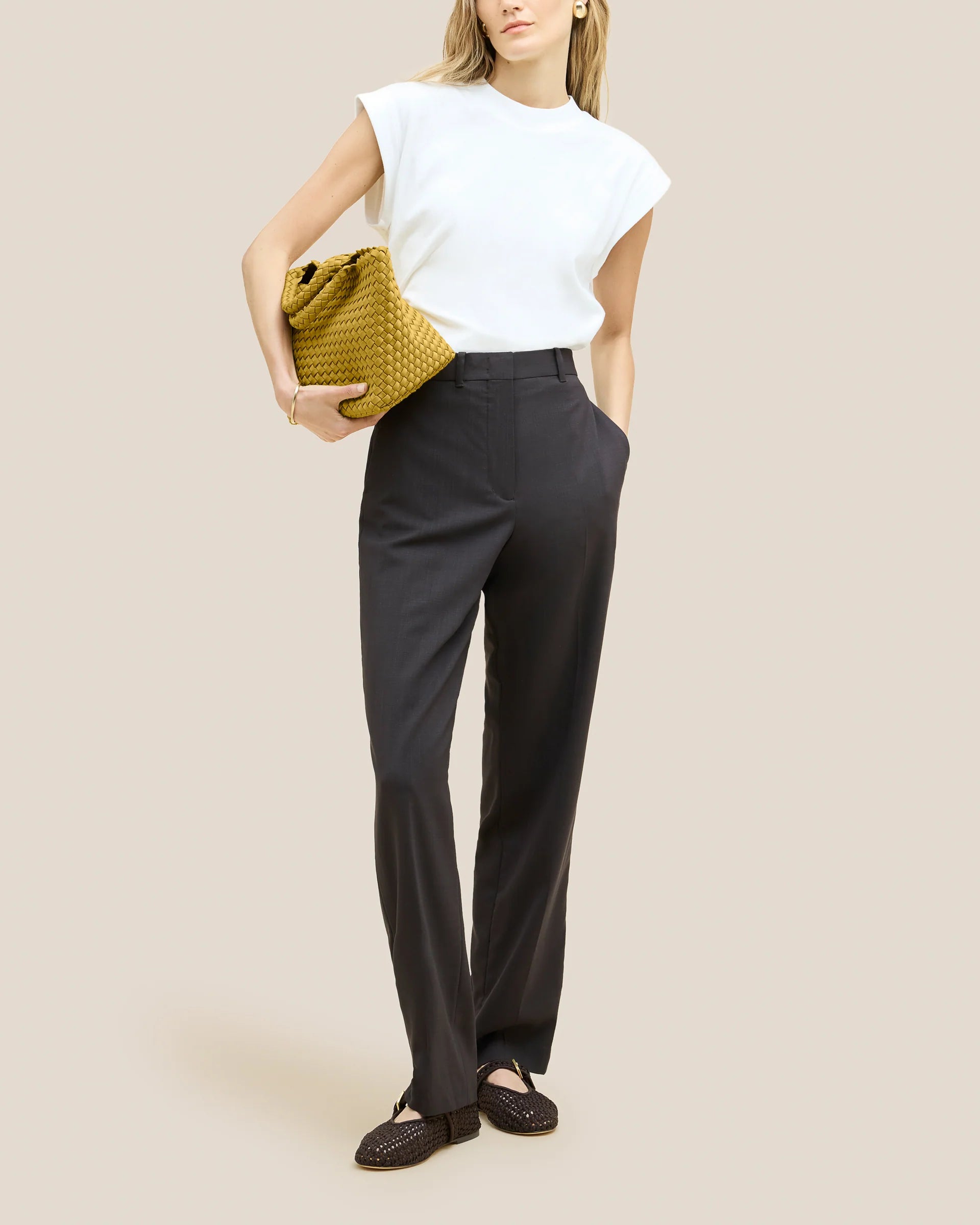 Naghedi gelbe kleine Tasche aus Nylon - Modelfoto von vorn  