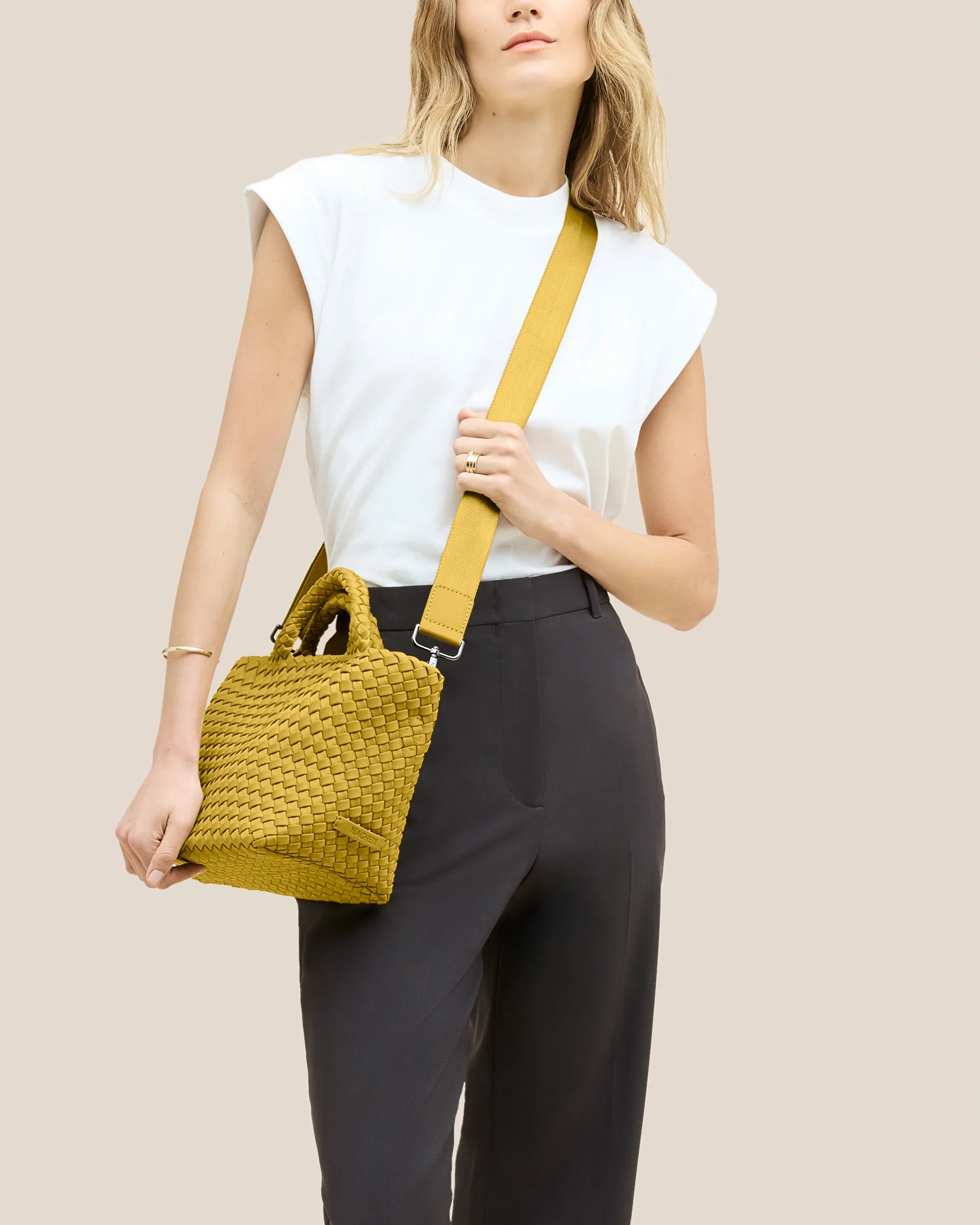 Naghedi gelbe kleine Tasche aus Nylon - Modelfoto  Dreiviertelansicht von vorn 