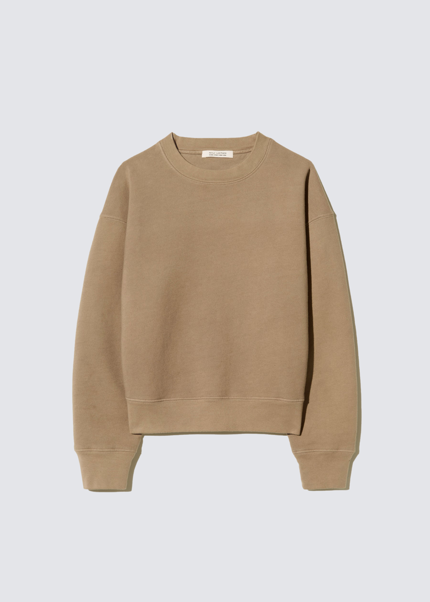 Kurz geschnittenes, Taupe Farbendes Sweatshirt mit Rundhalsausschnitt, Langarm sowie Stickdetail an Ärmeln, Bund und Ausschnitt. Flat Shot.