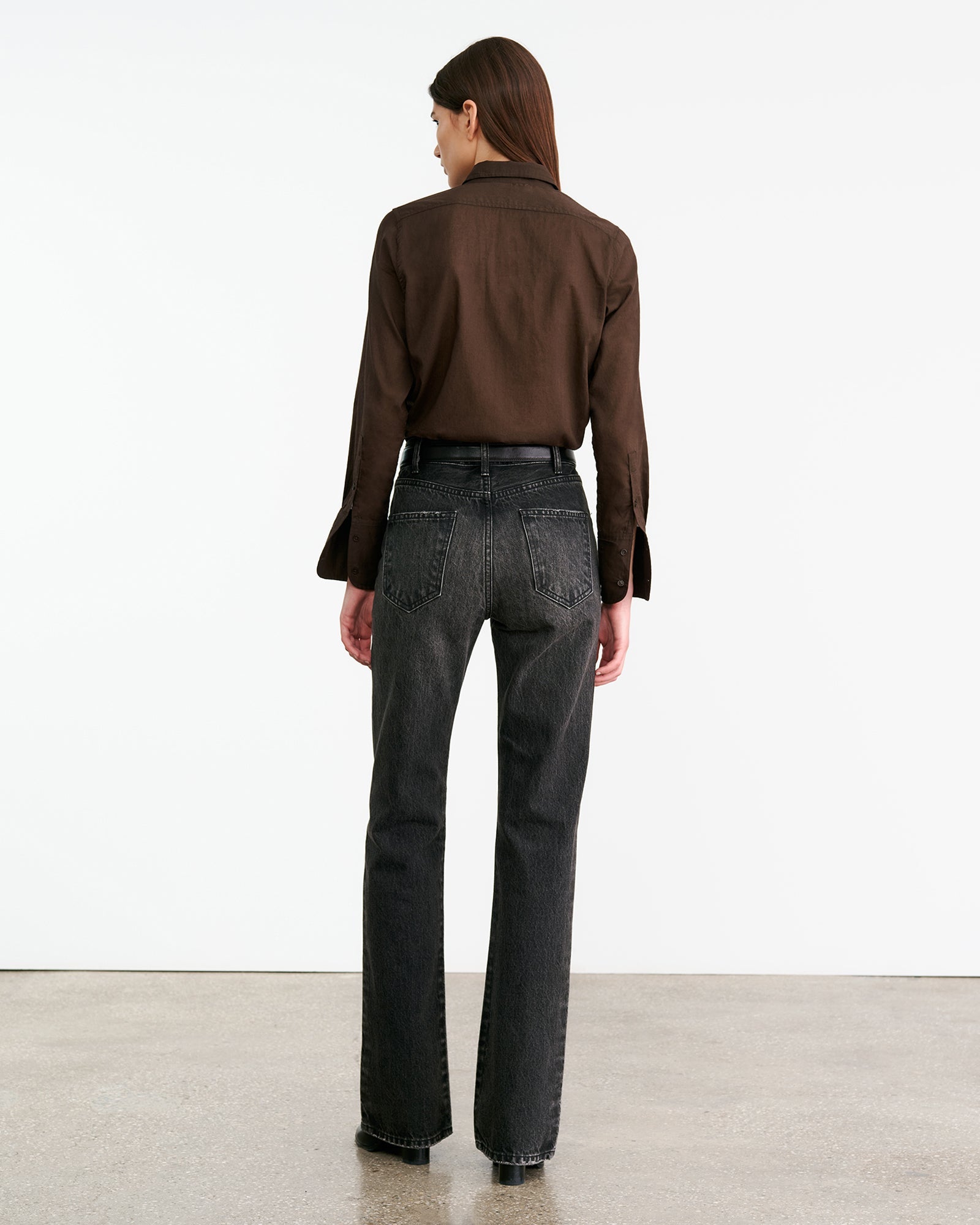 Dunkel Graue High-Rise Jeans, 5 Pocket, mit einem Straight Leg und Gürtelschlaufen. Model Bild, Rückseite.