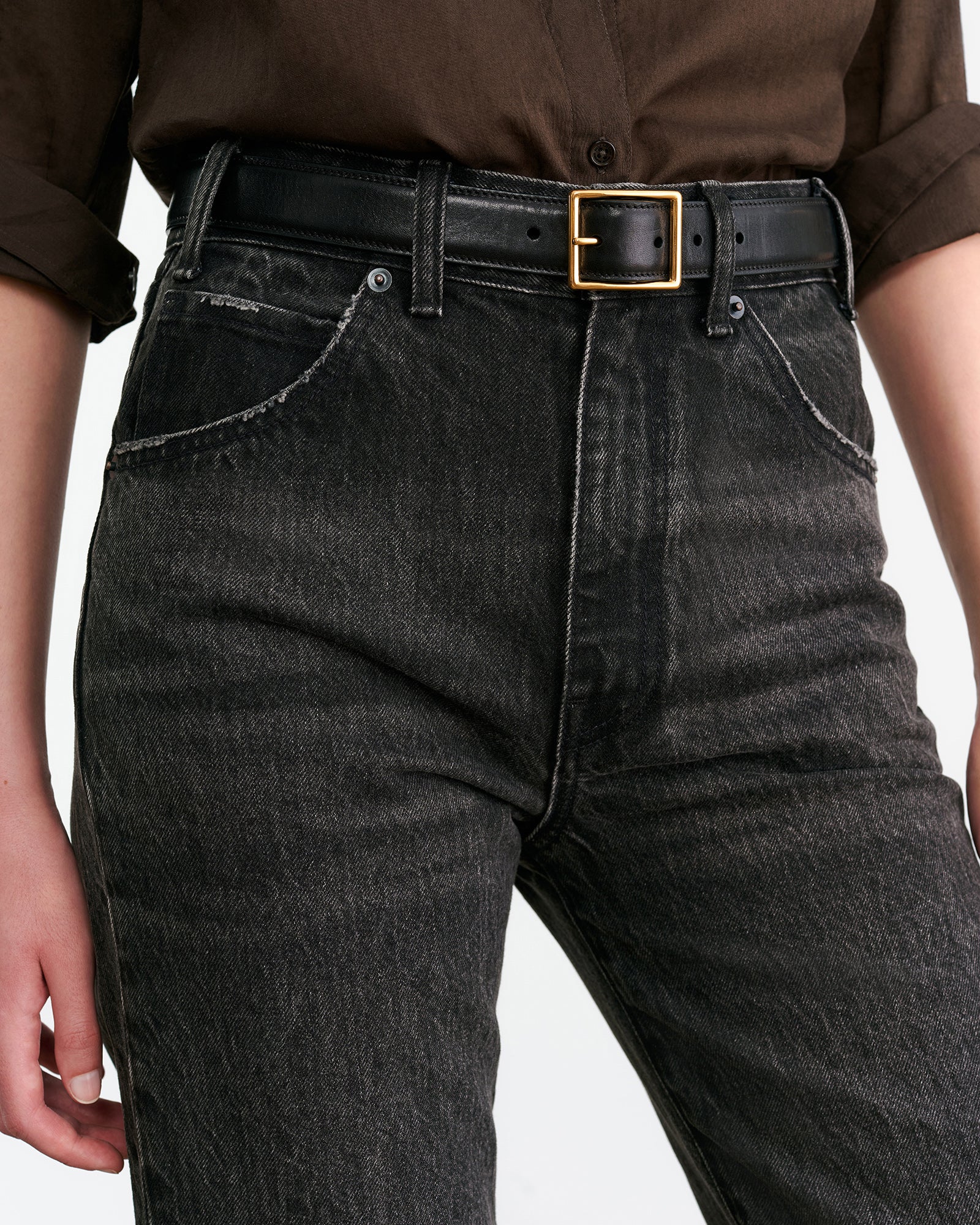 Dunkel Graue High-Rise Jeans, 5 Pocket, mit einem Straight Leg und Gürtelschlaufen. Detail Shot.