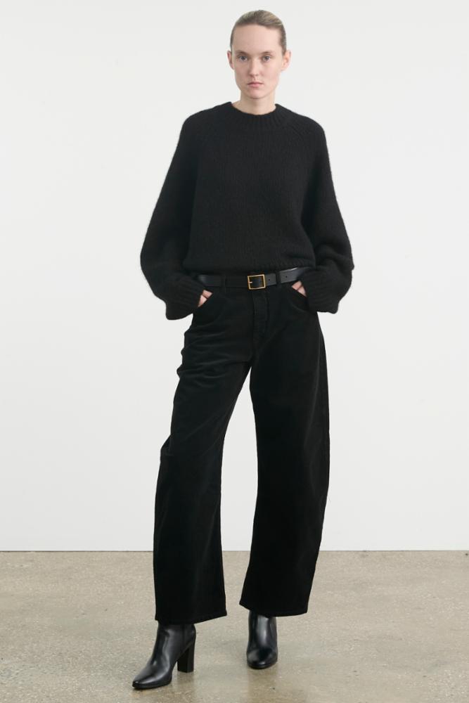 Nili Lotans Tribeca Hose am Model. Ganzkörperfoto in der Vorderansicht