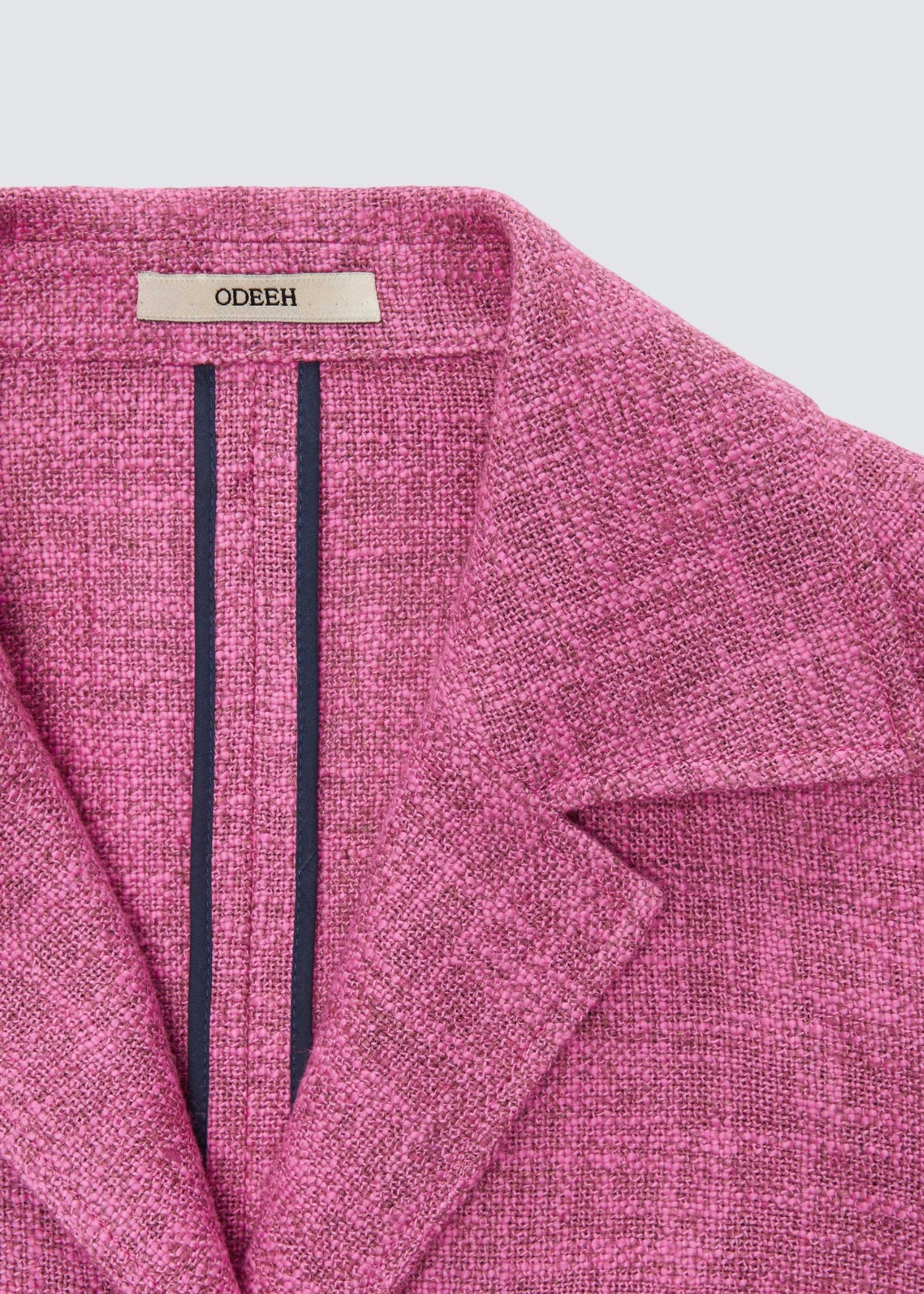 Pinke Blazer Jacke mit aufgesetzten Taschen. Detail Shot, Etikett.