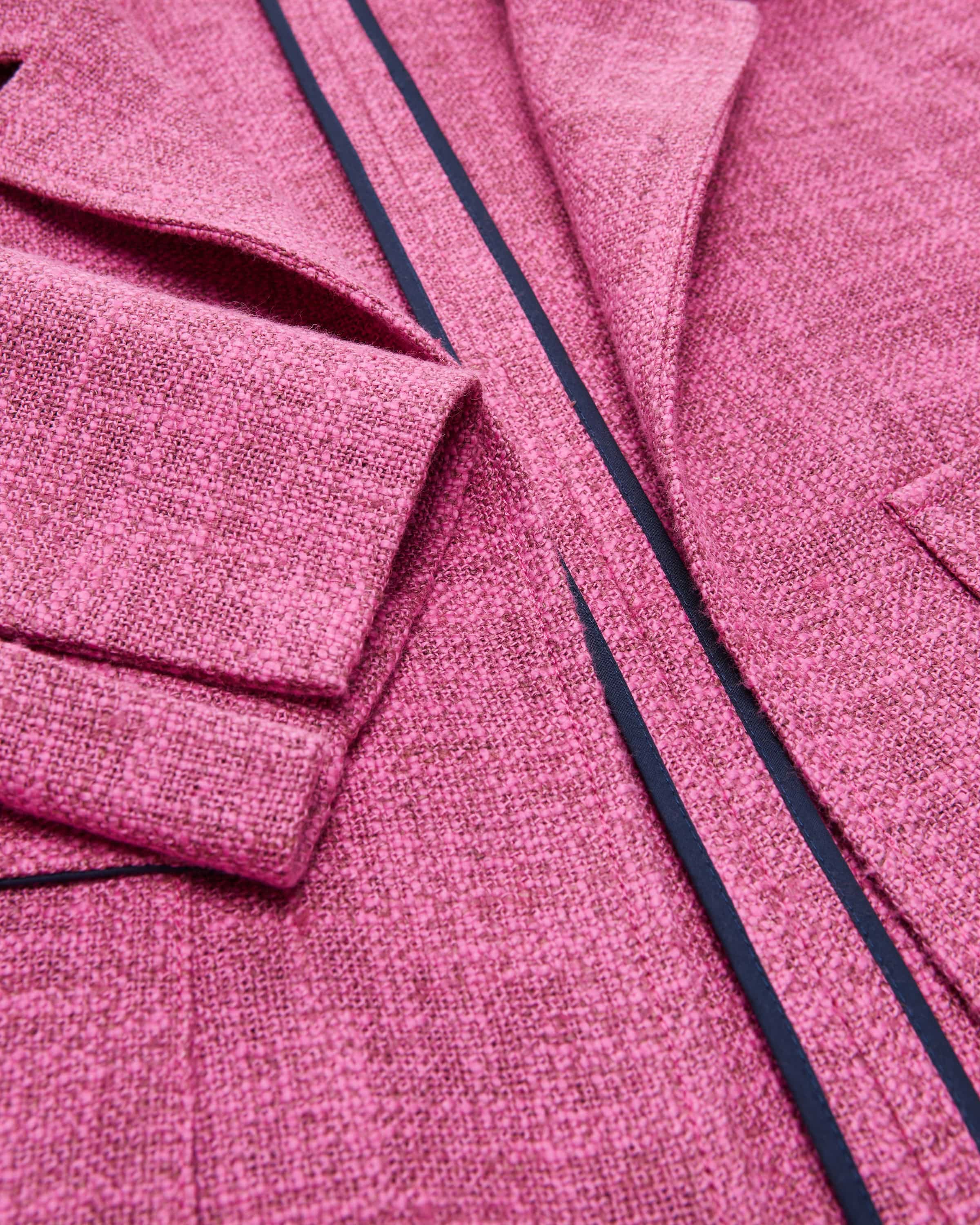 Pinke Blazer Jacke mit aufgesetzten Taschen. Detail Shot.