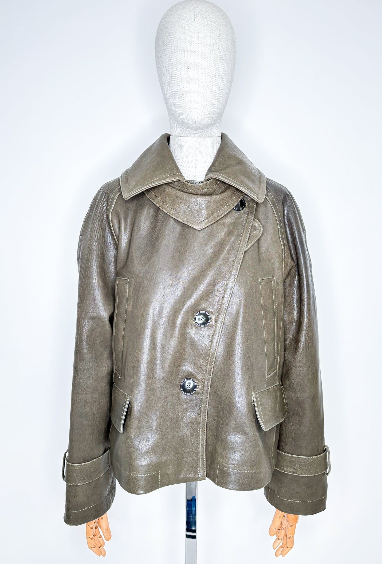 Dunkel Grünen, Olive Farbende Odeeh Lederjacke. Model Bild.