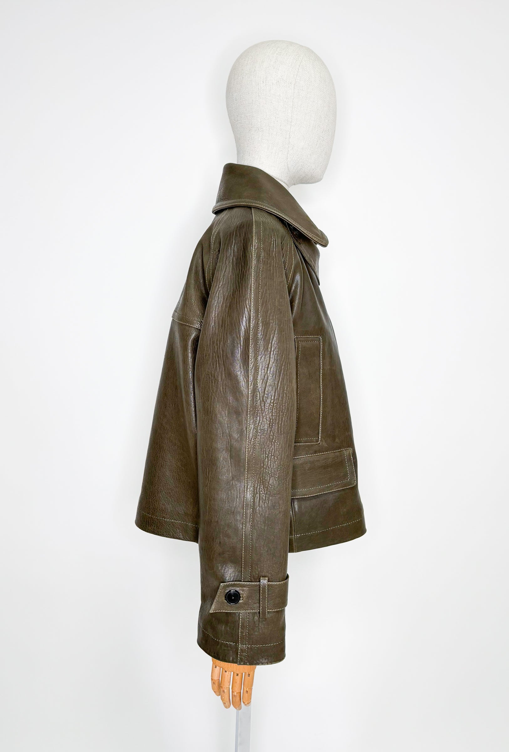 Dunkel Grünen, Olive Farbende Odeeh Lederjacke. Model Bild, Seiten Ansicht.