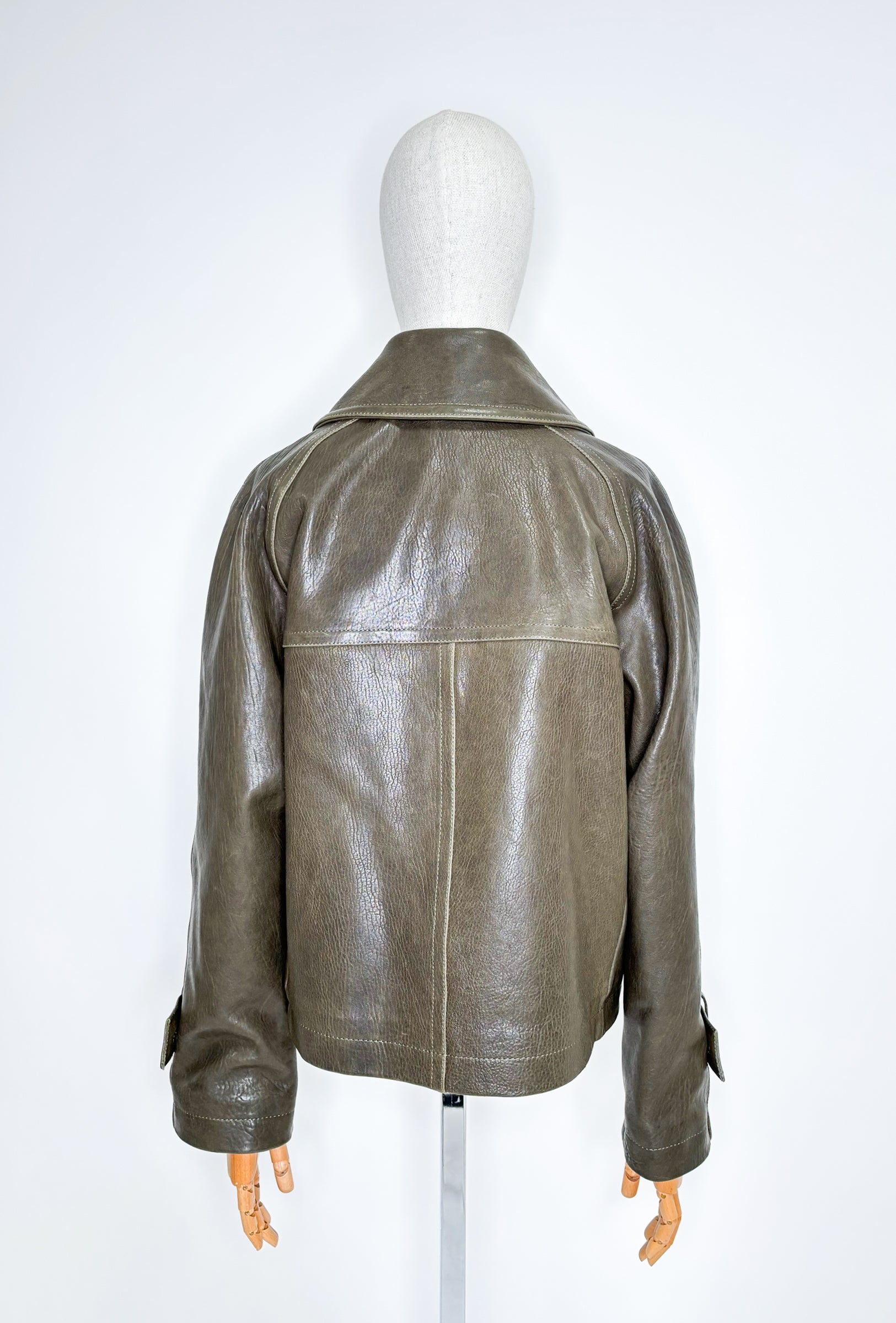 Dunkel Grünen, Olive Farbende Odeeh Lederjacke. Model Bild. Hinter Ansicht.