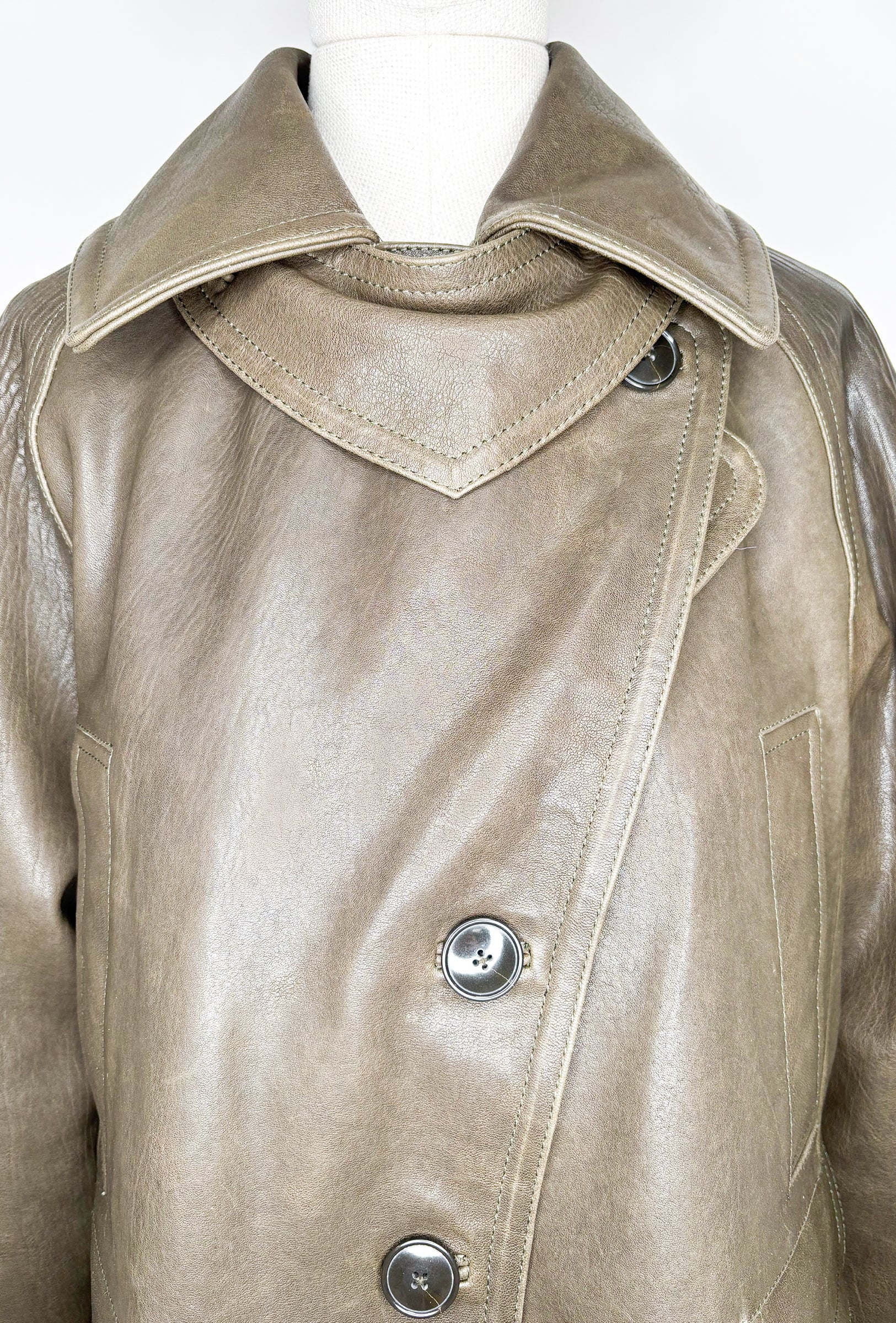 Dunkel Grünen, Olive Farbende Odeeh Lederjacke. Detail Shot.