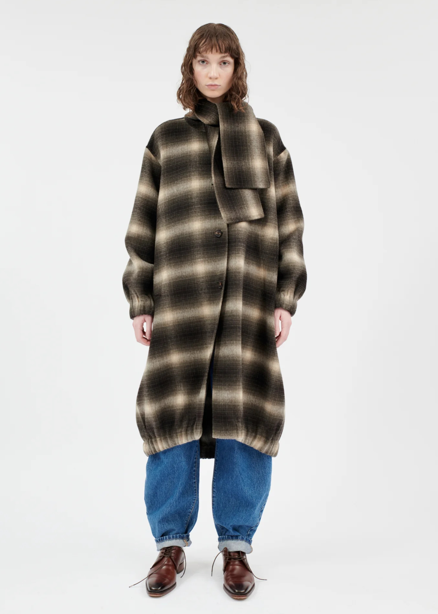 Khaki Beige Karrierter Odeeh Mantel. Model Bild, Frontal Ansicht.