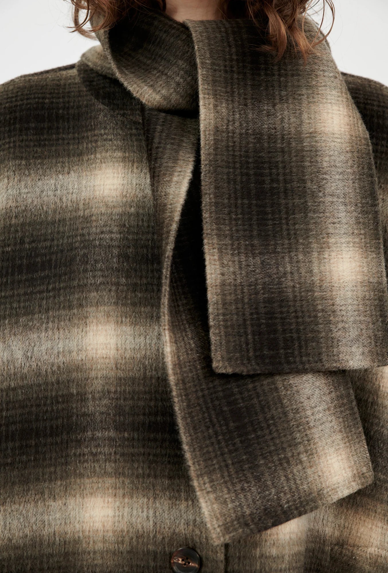 Khaki Beige Karrierter Odeeh Mantel. Model Bild, Detail Ansicht.