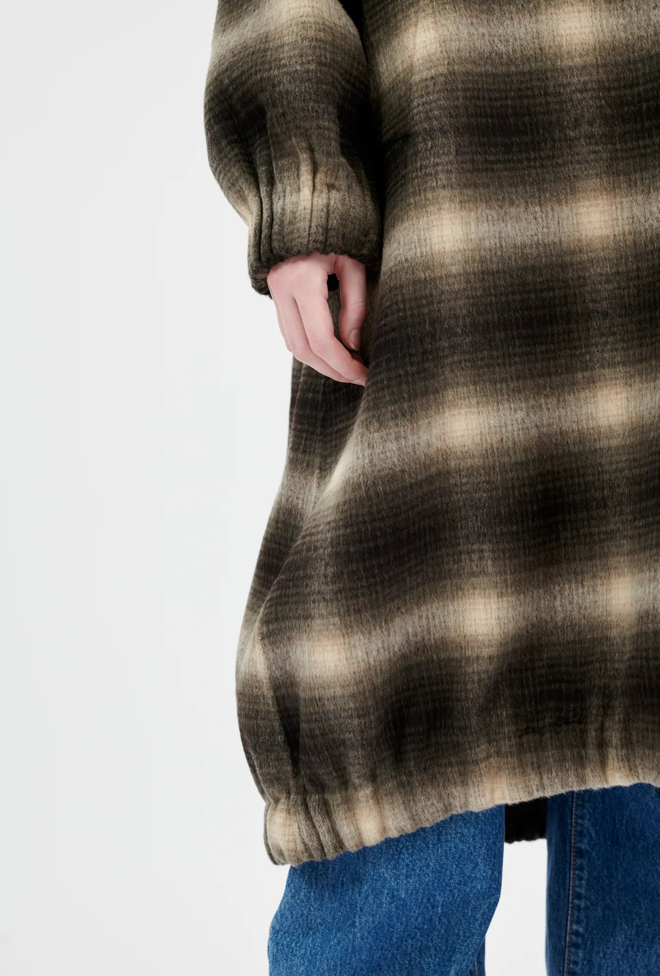 Khaki Beige Karrierter Odeeh Mantel. Model Bild, Detail Ansicht.