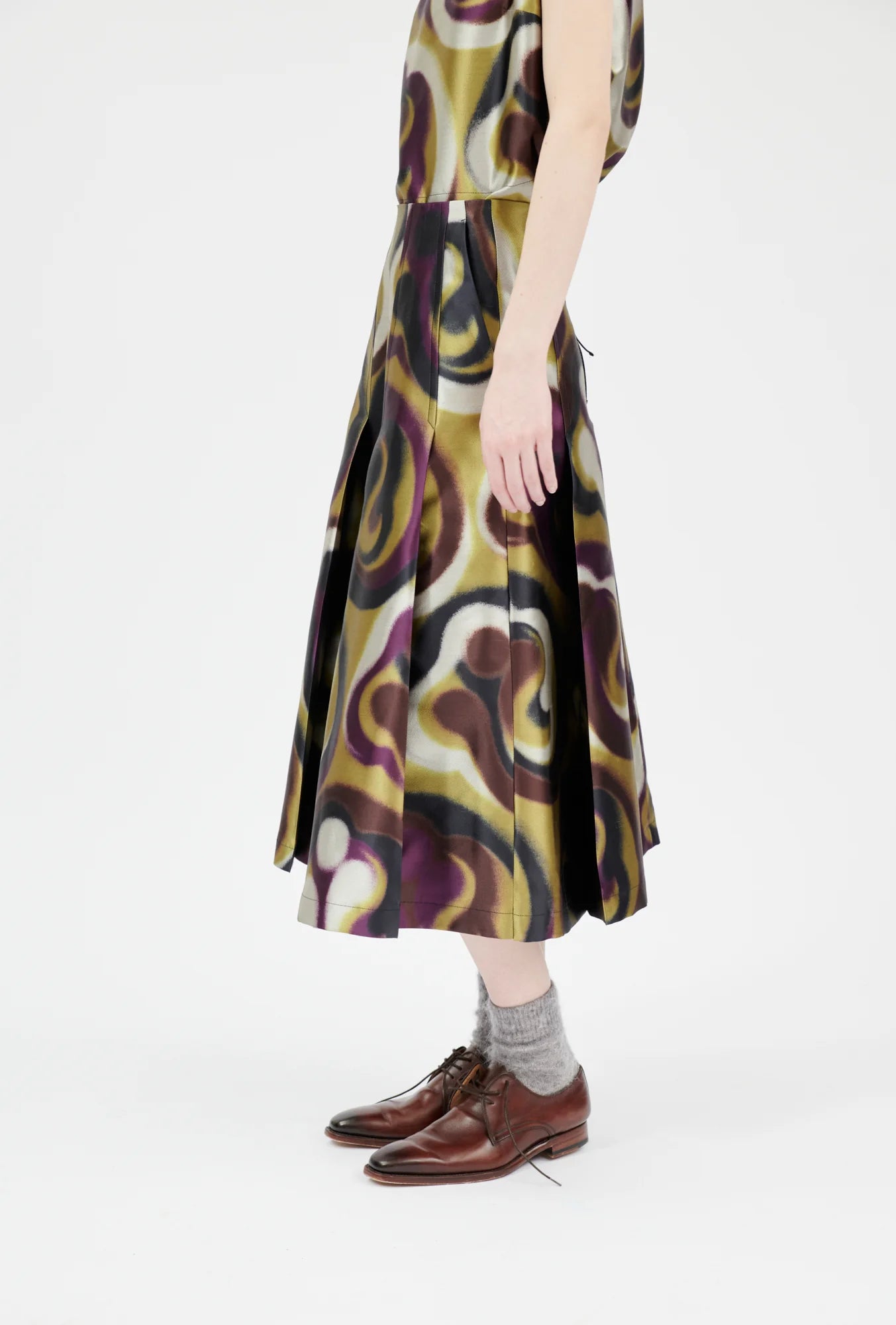 Odeeh ausgestellter Rock grün-bordeaux gemustert aus Wollgemisch - Modelfoto von der Seite