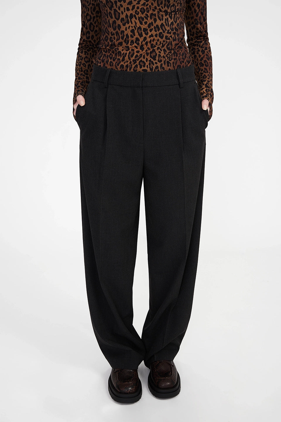 LALA BERLIN dunkelgraue Hose aus Polyestergemisch - Modelfoto von vorn 